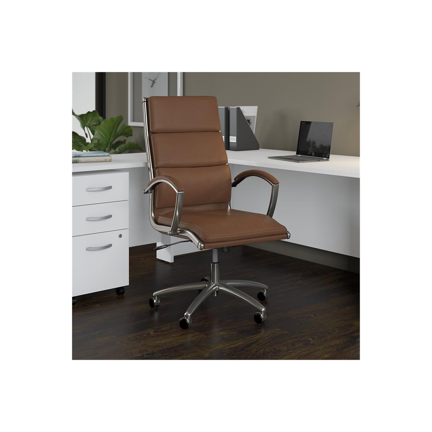 Bush Business Furniture Modelo High Back Leather Executive Office Chair in Tan