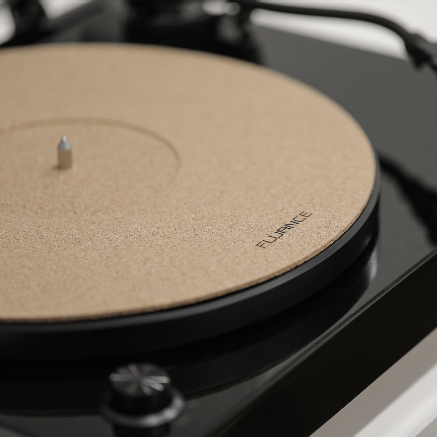 Le tapis en liège et en acier de 760 g pour disques vinyle haute fidélité de Fluance