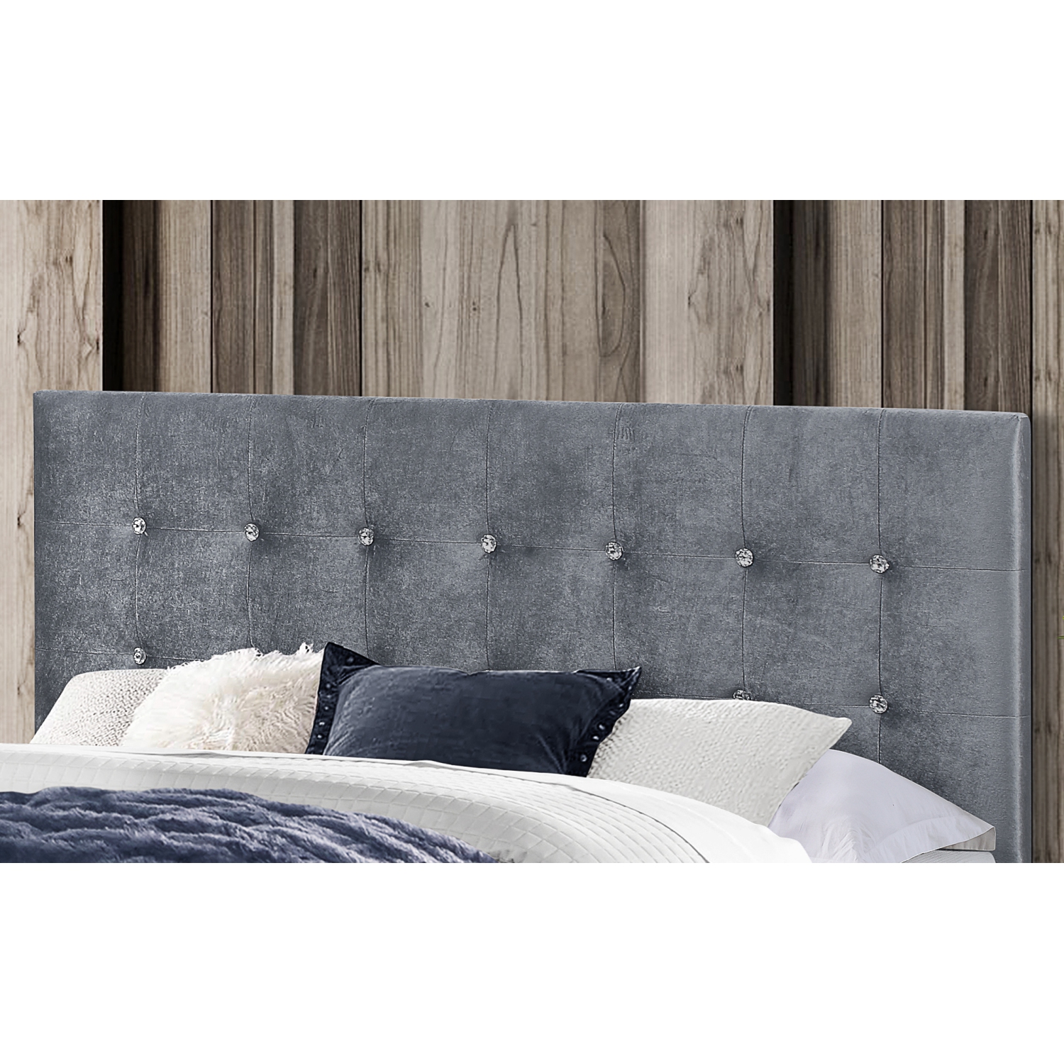 Grand lit plateforme en velours gris capitonné en losange