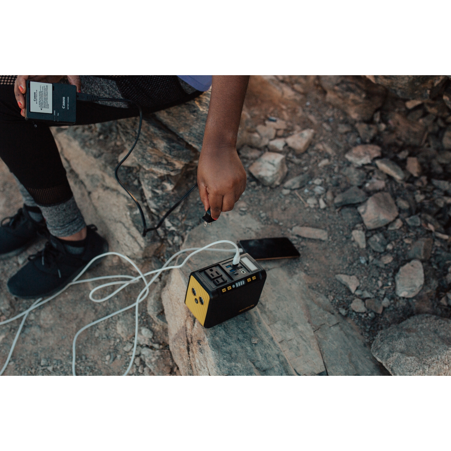 Station d’alimentation portative de 80 W Weekender RS81de Rocksolar – Batterie au lithium de 88 Wh, génératrice solaire avec sorties CA, USB et 12 V