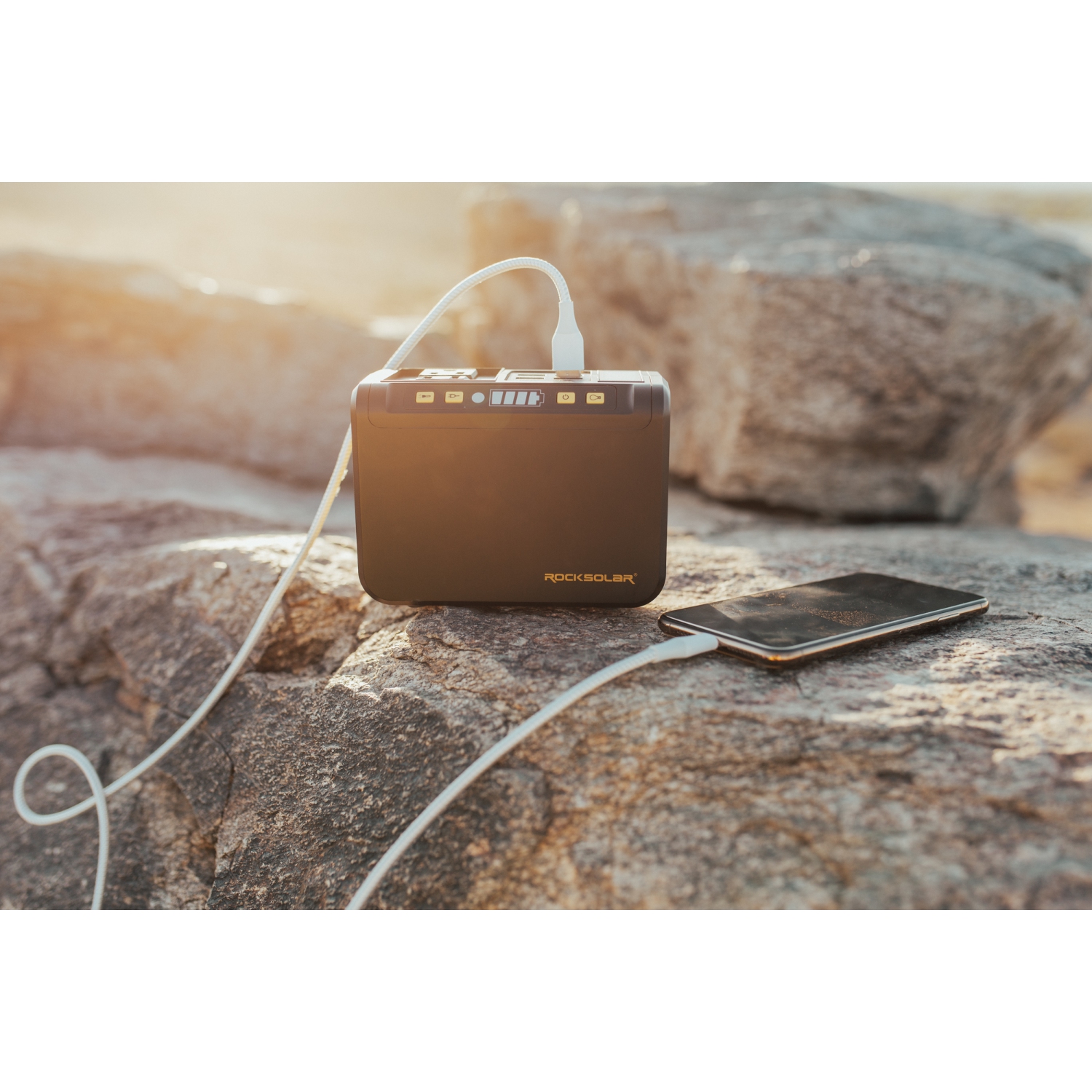 Station d’alimentation portative de 80 W Weekender RS81de Rocksolar – Batterie au lithium de 88 Wh, génératrice solaire avec sorties CA, USB et 12 V