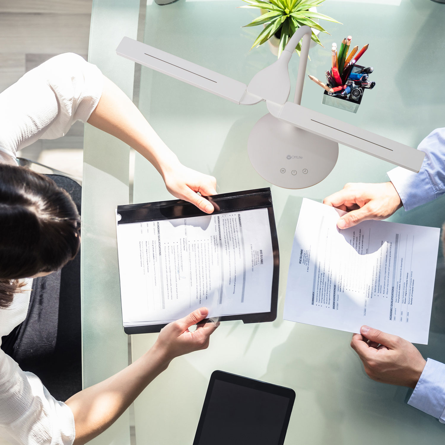 Lampe de bureau DEL traditionnelle Dual Shade d'OttLite - Blanc