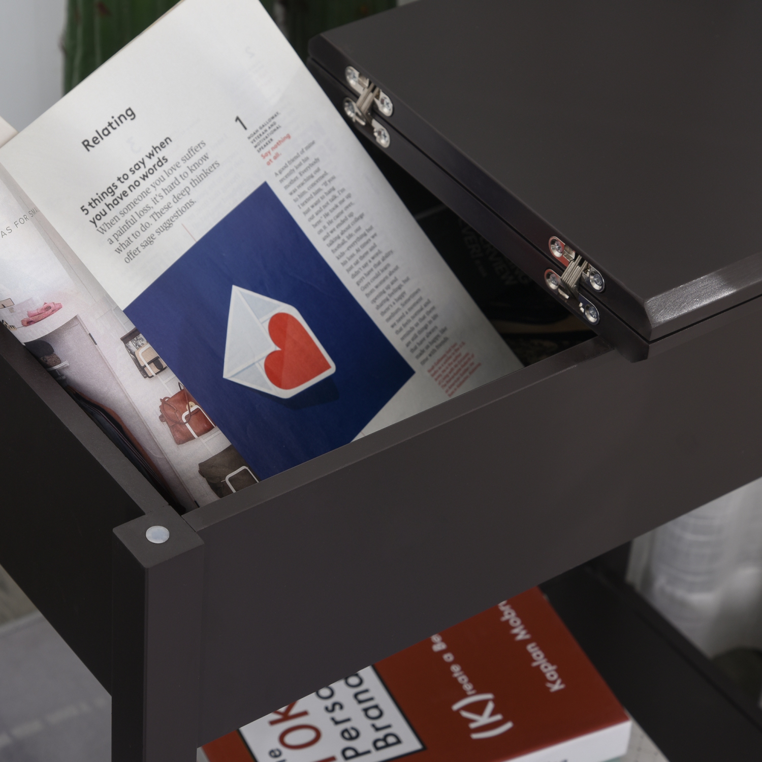 HOMCOM – Table de bout à dessus rabattable, table d'appoint avec tablette de rangement, table de chevet étroite pour les petits espaces du salon,