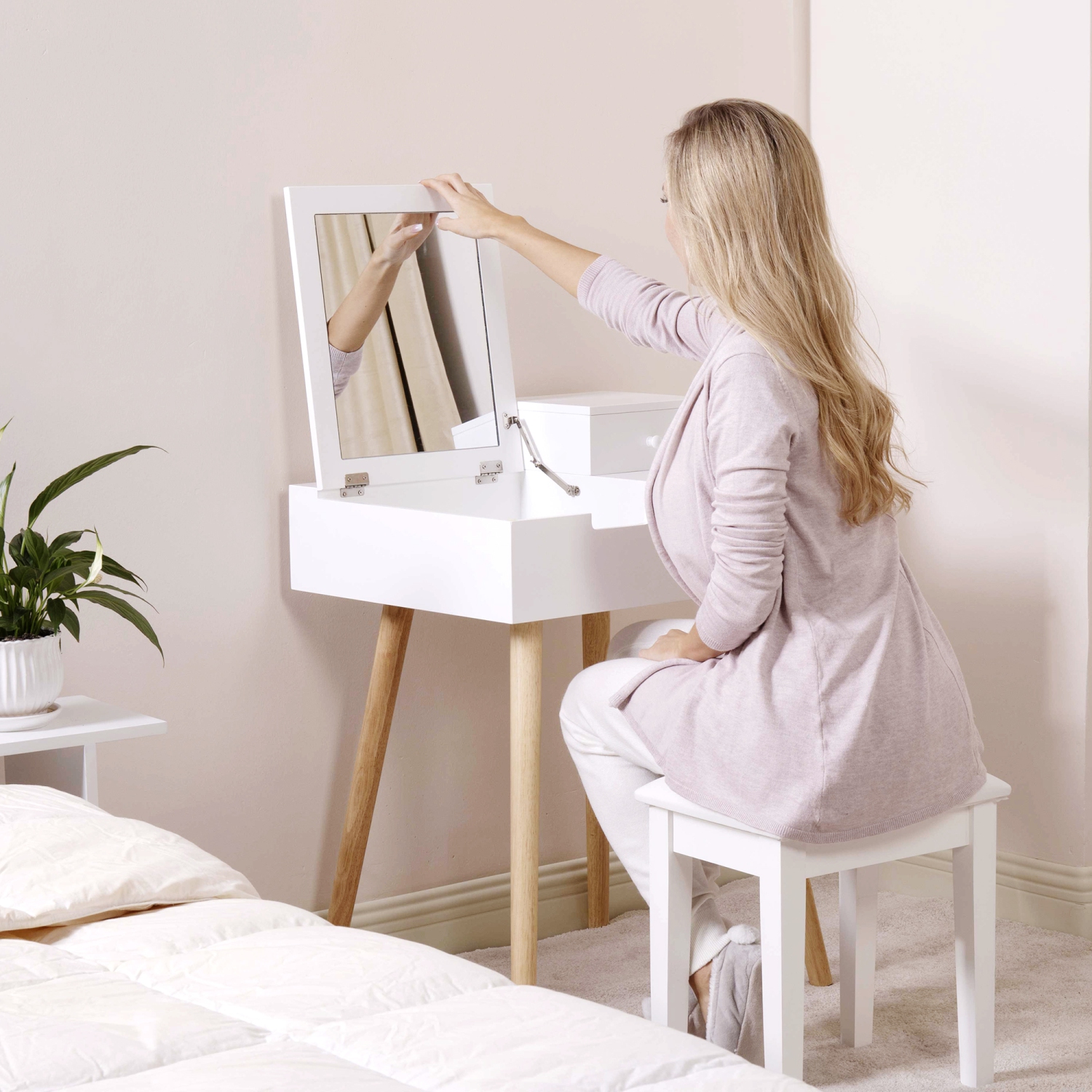 ViscoLogic Daphne Ultra Modern Flip -Top Makeup Bedroom Vanity Table