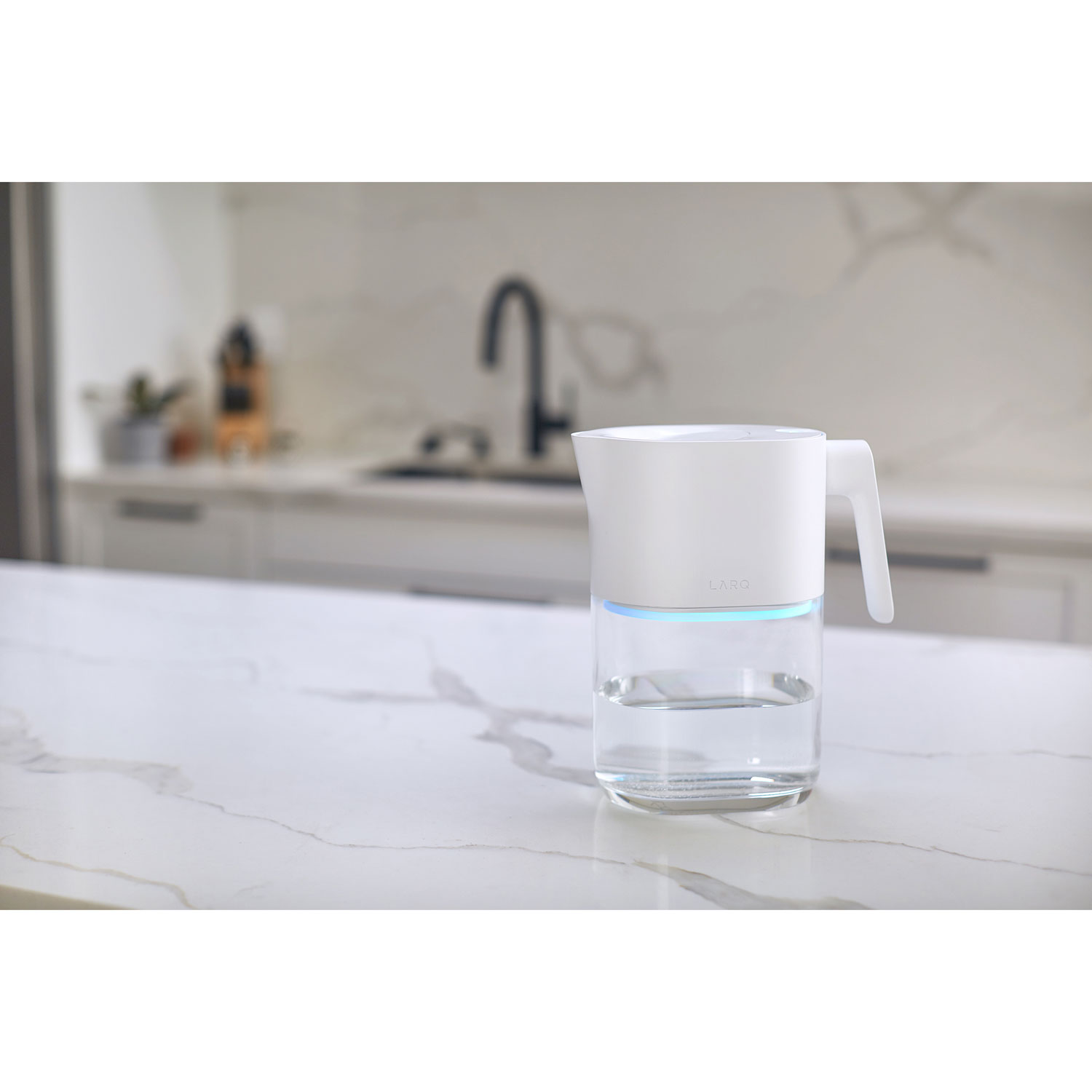 Pichet autonettoyant à filtre UV de 1,9 l PureVis de LARQ - Blanc granite