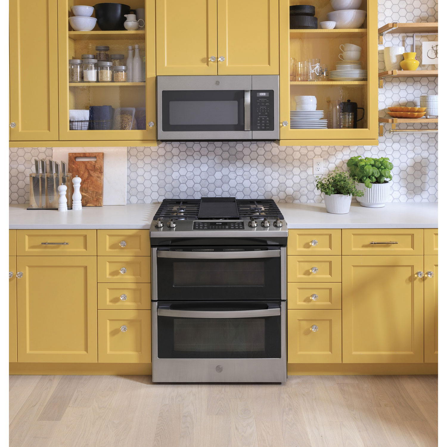 Cuisinière au gaz à 2 fours encastrable de 30 po à 5 brûleurs de 6,7 pi³ de GE - Inox