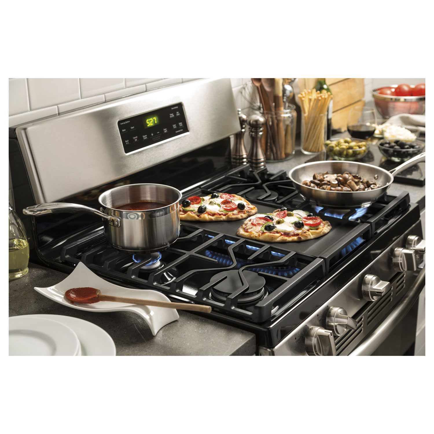 Cuisinière au gaz autonome à 5 brûleurs 5,0 pi³ 30 po de GE - Acier inoxydable