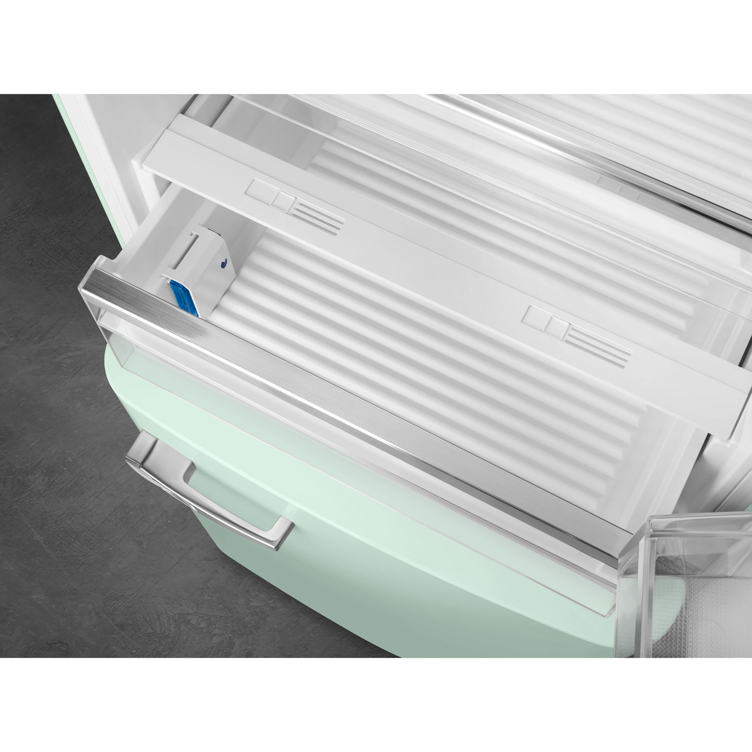 Réfrigérateur à congélateur inférieur 18 pi³ 28 po à distributeur de glaçons Années 50 de Smeg - Vert pastel