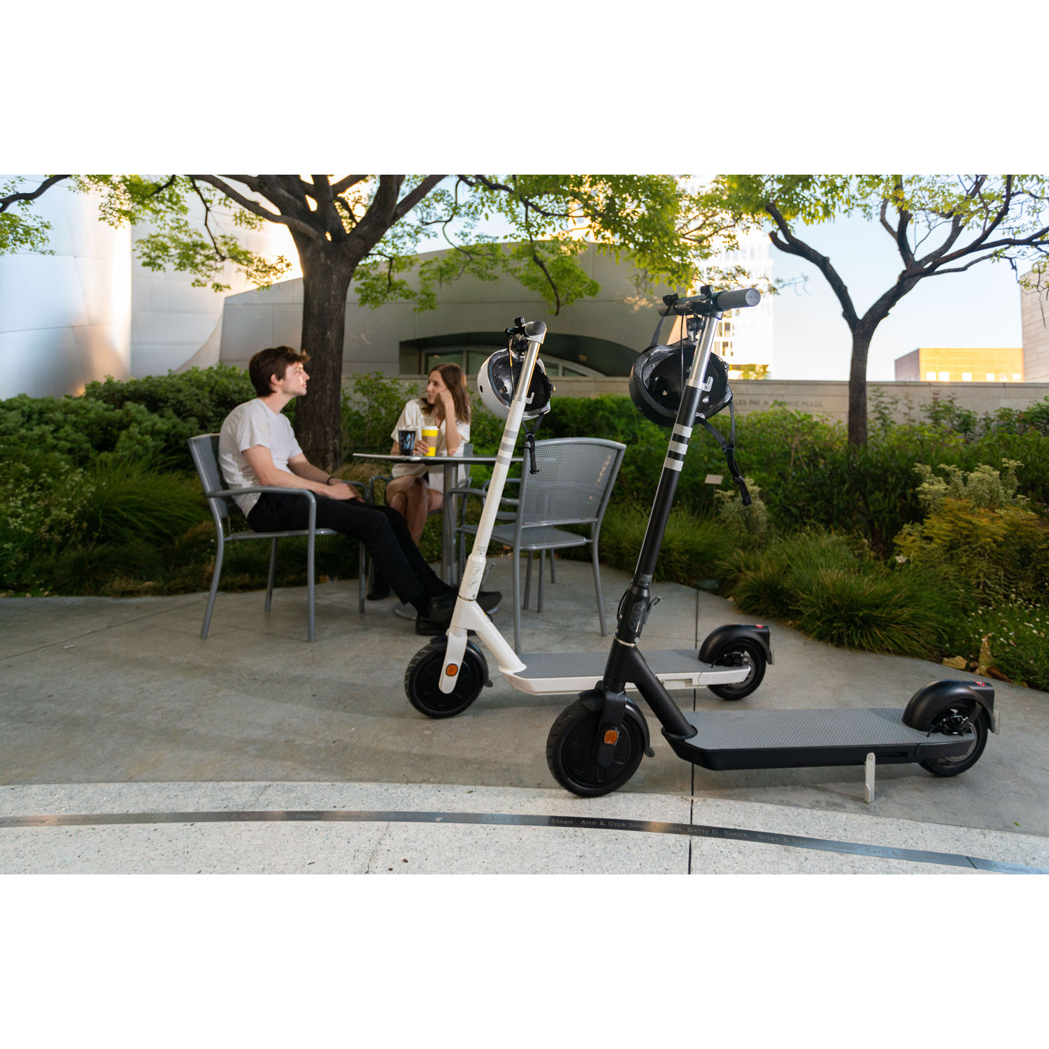 Trottinette électrique pour adulte Neon ES20 d'OKAI - Blanc