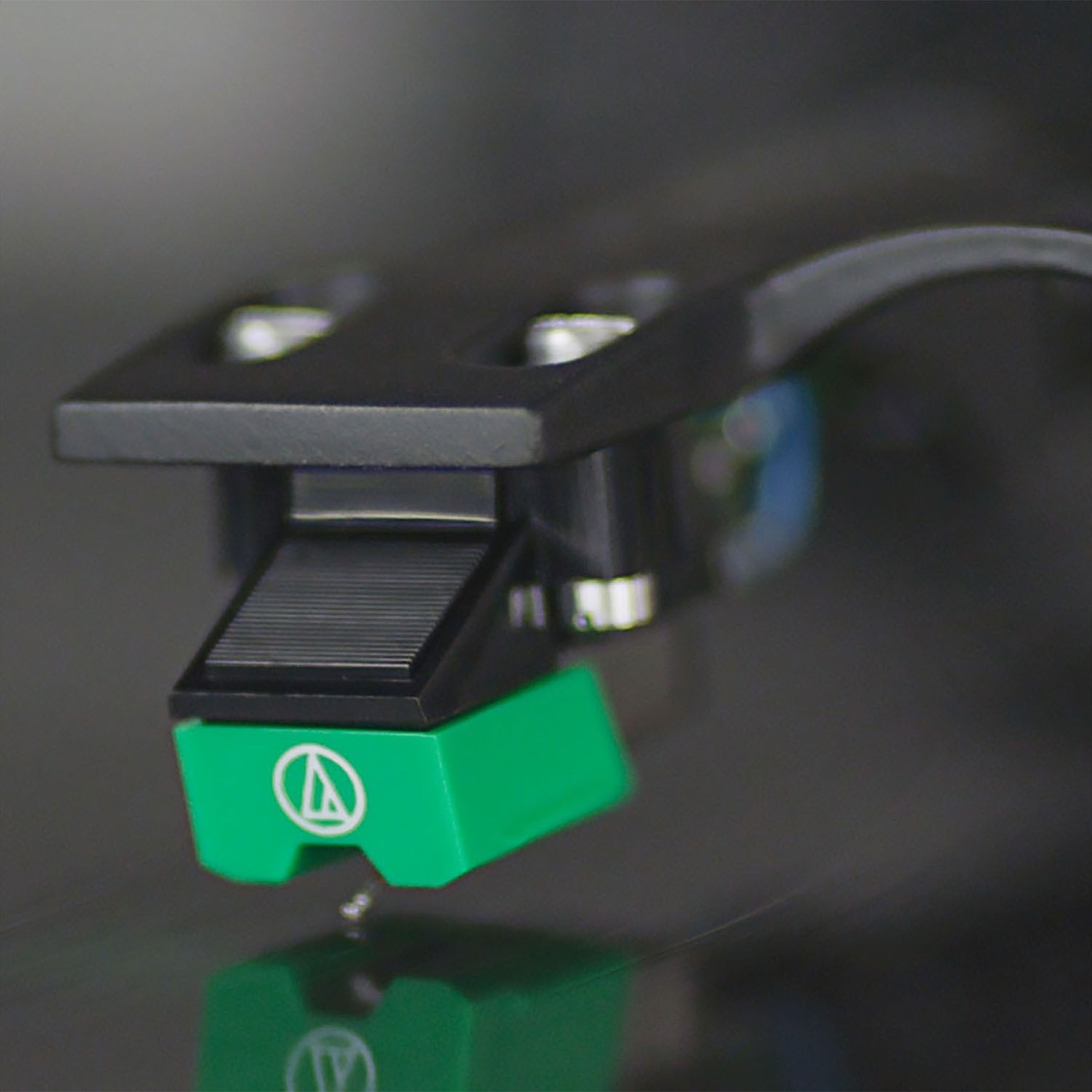 Tourne-disque en vinyle Elite RT81 de Fluance, cartouche d’Audio Technica avec poids de disque et trousse de nettoyage pour vinyle