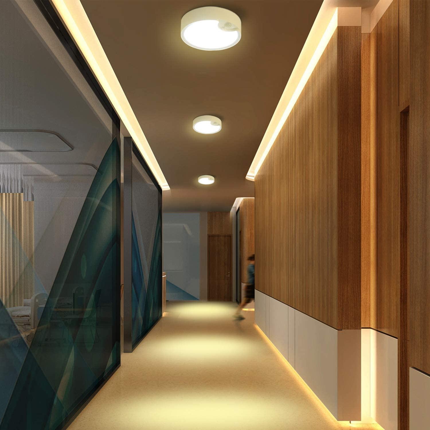 Plafonnier alimenté à piles 80 DEL 400 lumens avec détecteur de mouvement et lumière froide ou chaude de LIVINGBasics – Naturel