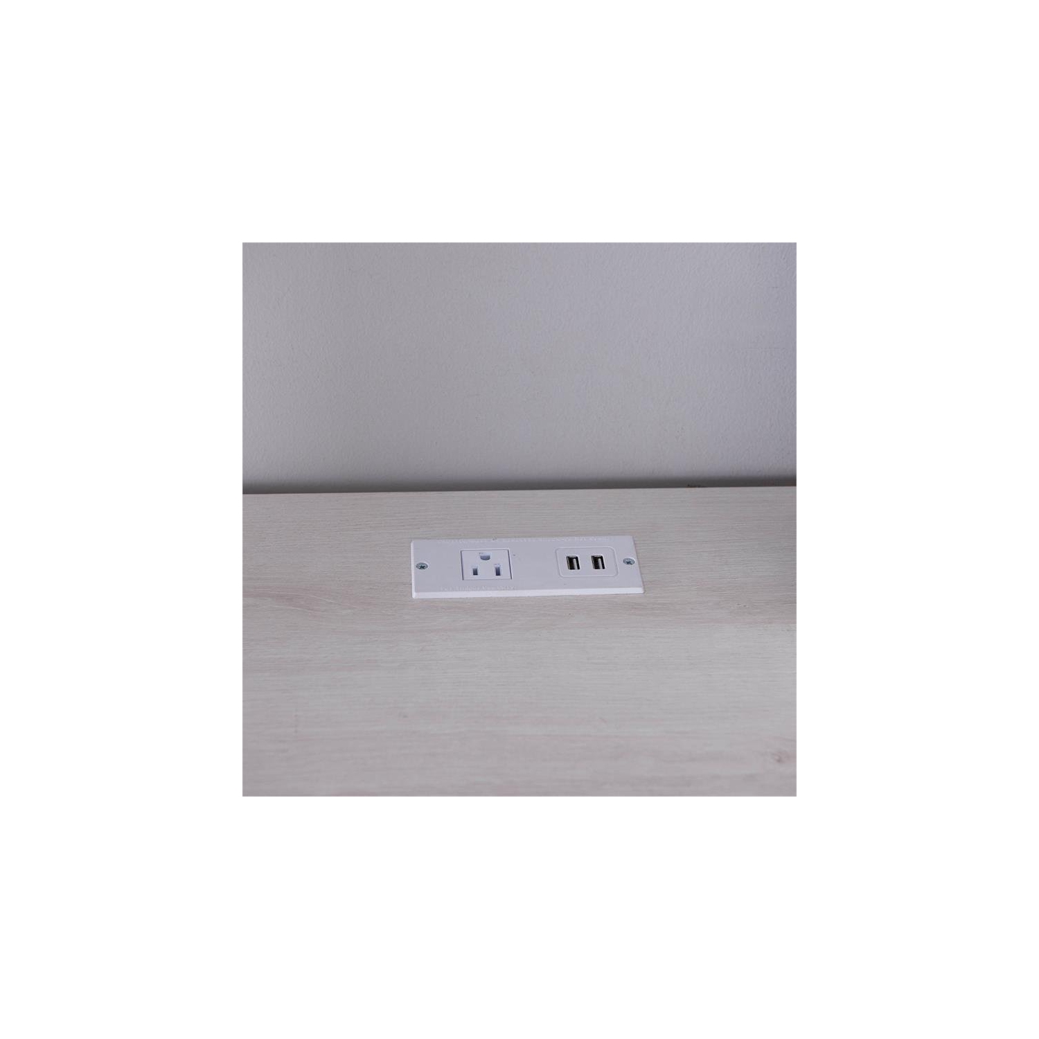 Bureau en L en bois Helmer de Furniture of America avec port USB en blanc