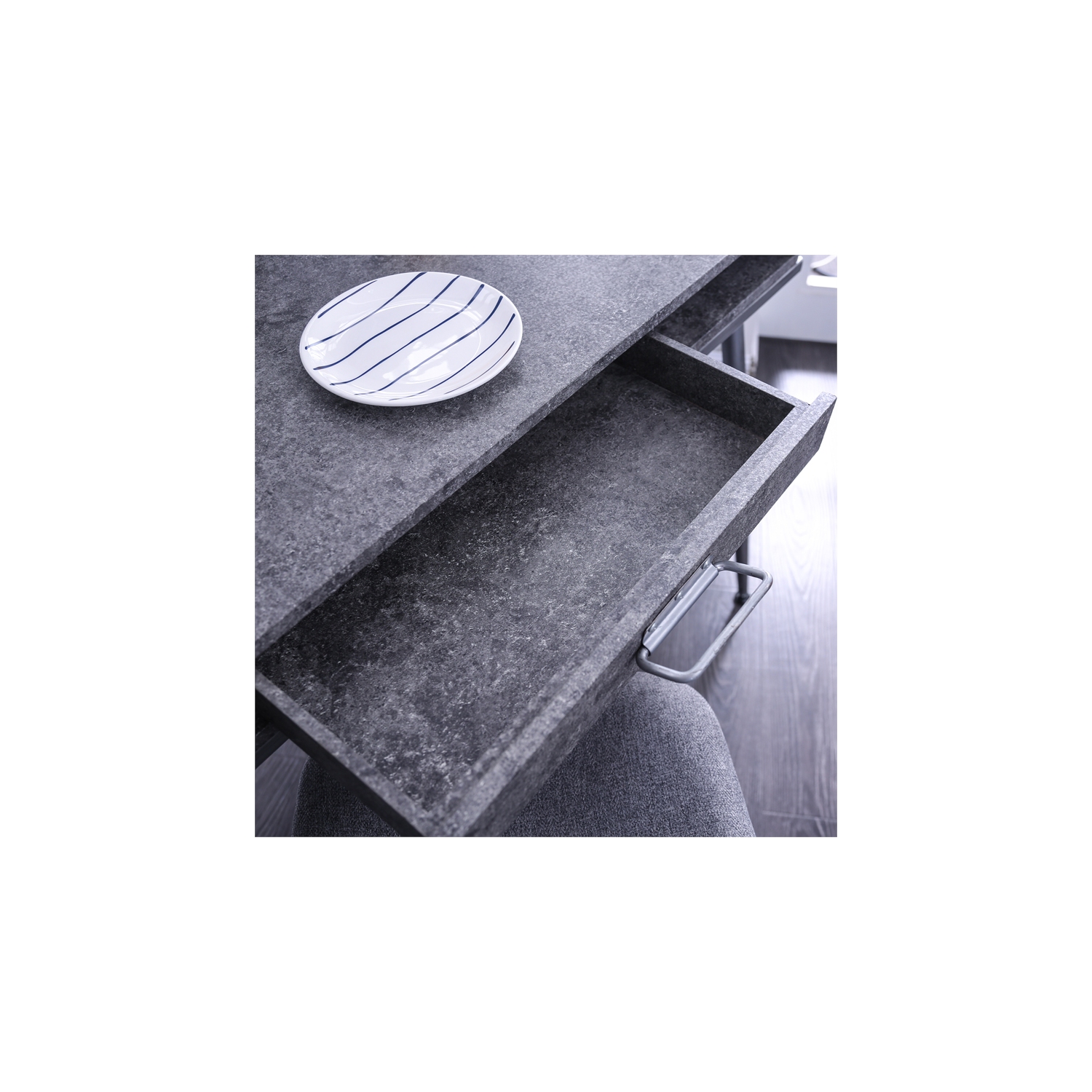 Bureau industriel en métal à 2 tablettes avec USB de Furniture of America Jaime