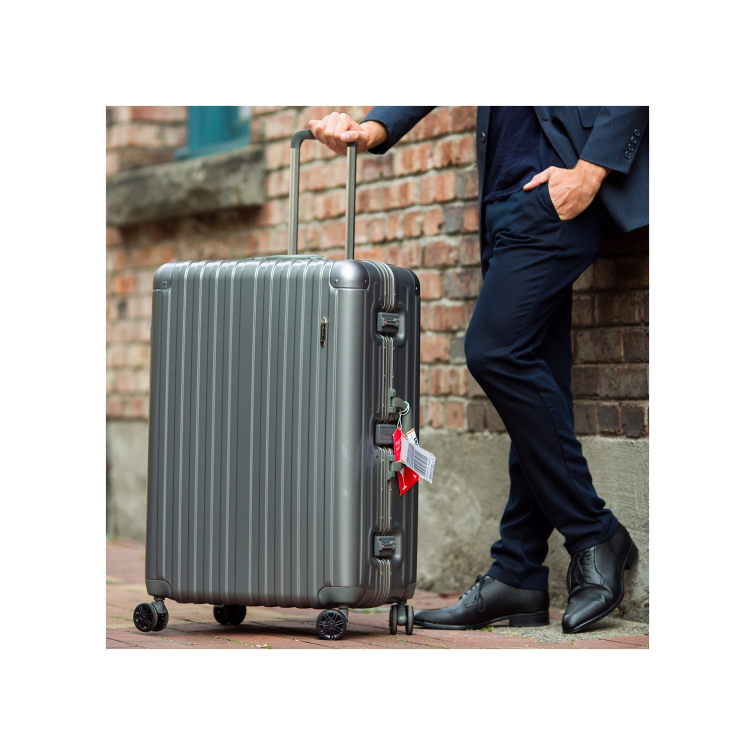 Valise moyenne de 24 po à cadre en aluminium de la collection Thalia de Holdall, gris frais