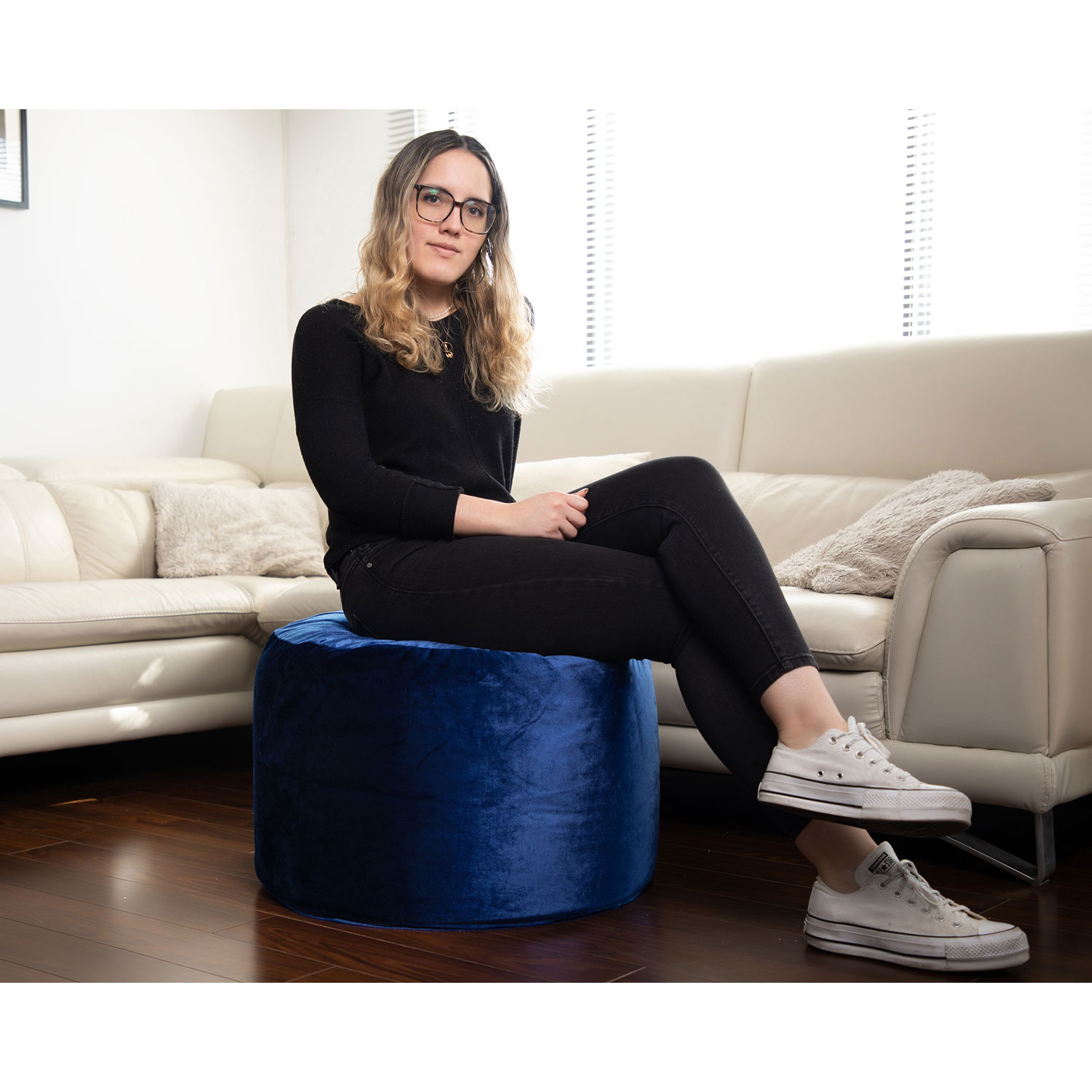 Pouf en velours de polyester Eclipse Velvet de Gouchee Home - Indigo