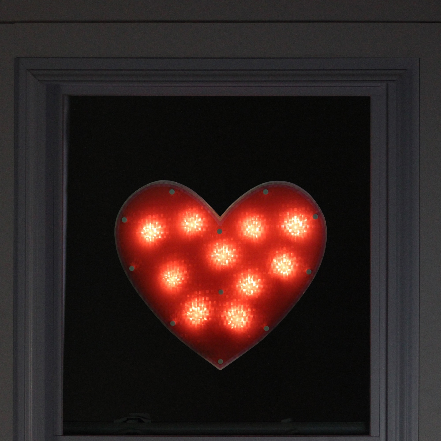 Décoration lumineuse rouge scintillante avec silhouette de fenêtre de la Saint-Valentin, 13 po