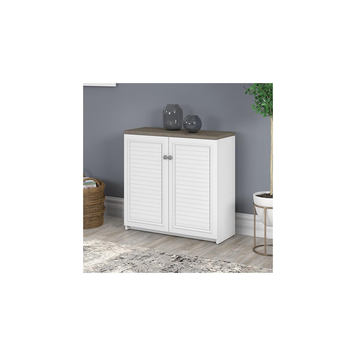 Petite armoire de rangement Fairview Scranton & Co Furniture avec portes, blanc et gris