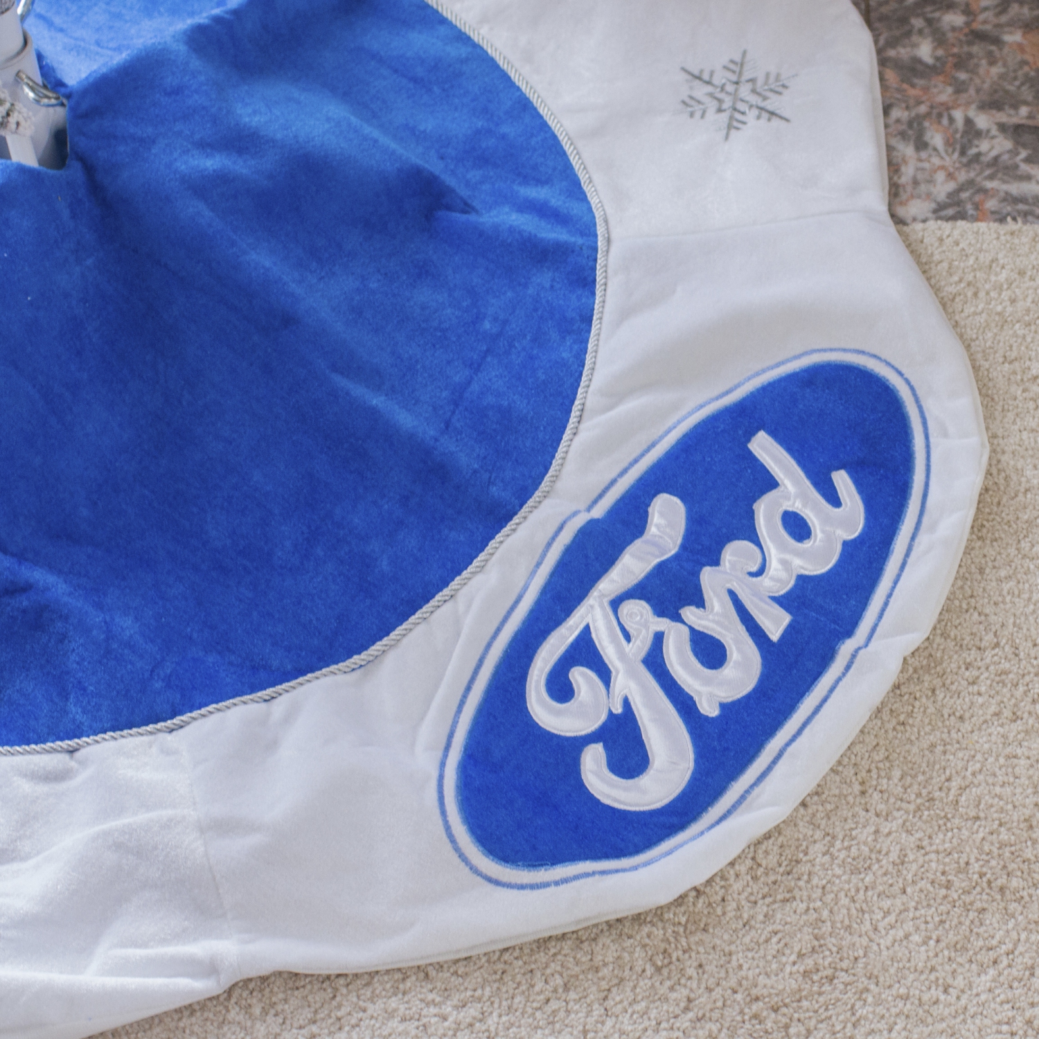 Mini-cache d’arbre de Noël festonné Ford bleu et blanc, 21.5 po