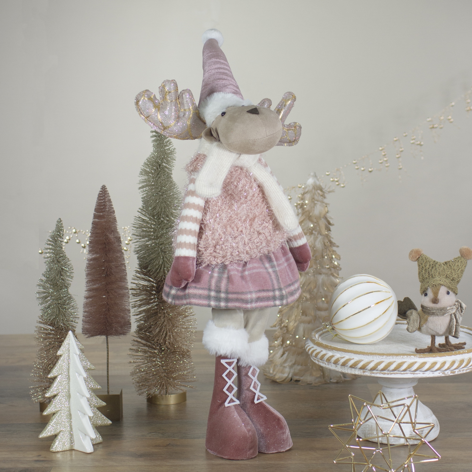 Figurine de Noël de fille debout avec orignal, rose et beige, 26 po