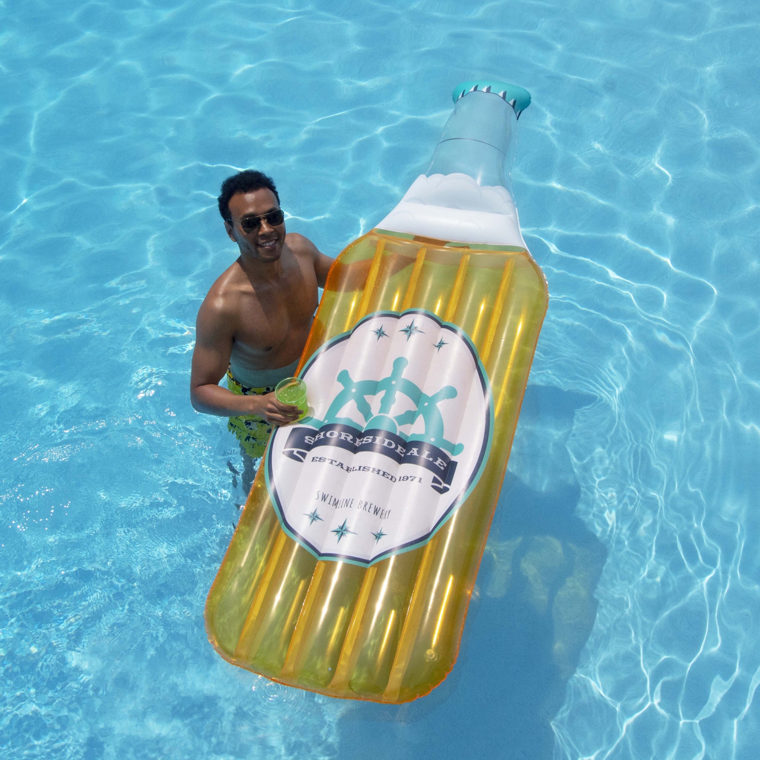 Flotteur de piscine gonflable en forme de bouteille de bière jaune et blanc de 81 po