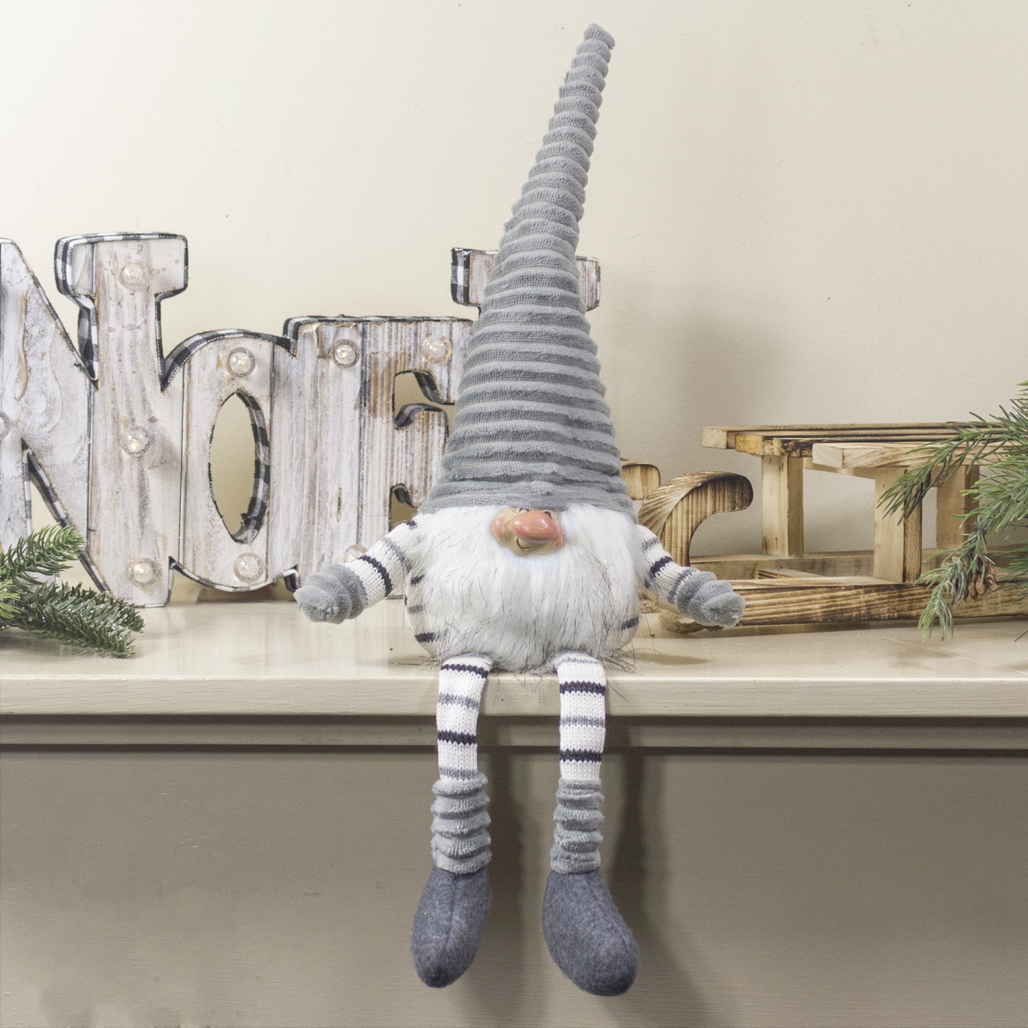 Décoration de Noël en forme de gnome assis gris, blanc et noir de 22 po