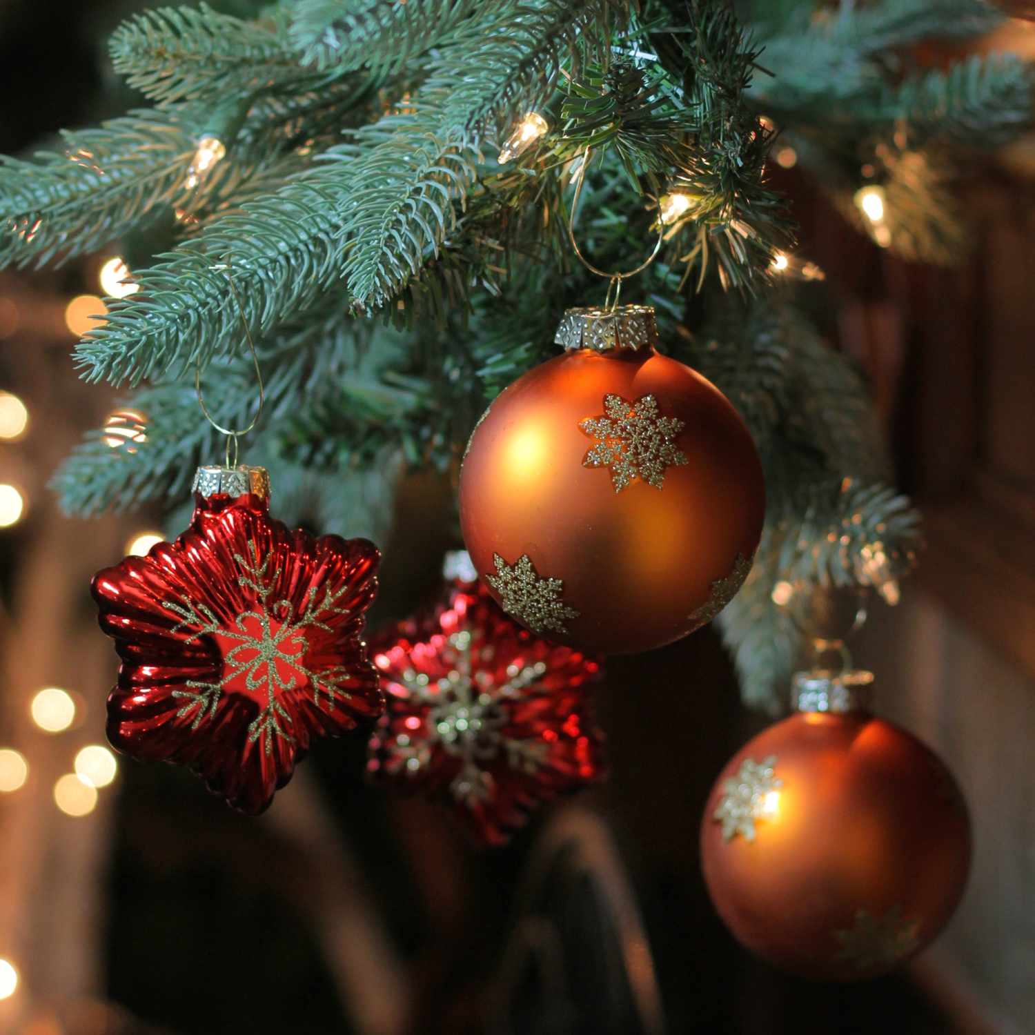 Boules de Noël en verre à étoiles rouges brillantes et boules orange ambre, 4 unités, 4.25 po