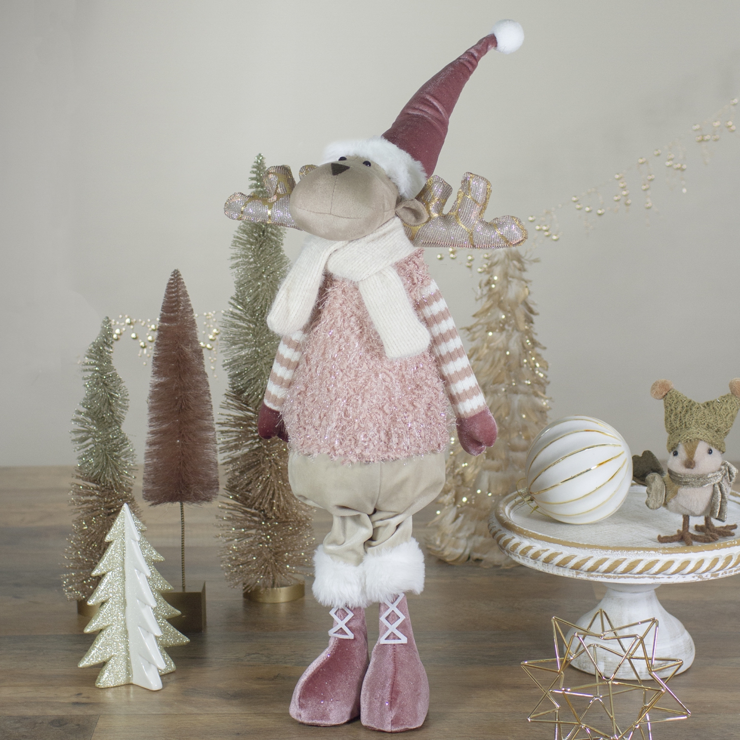Figurine de Noël de garçon debout avec orignal, rose et beige, 26 po