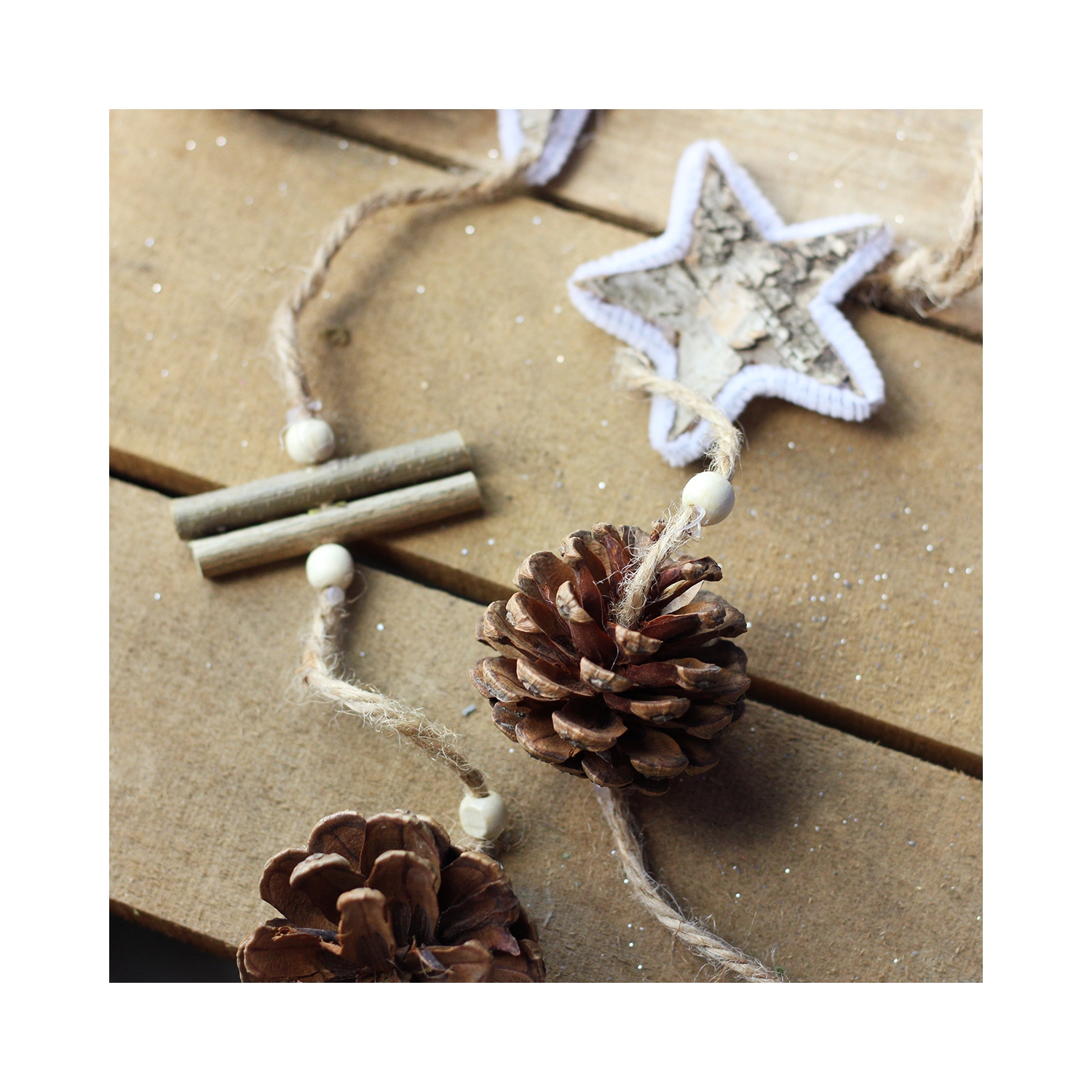 Guirlande de Noël artificielle en bouleau brun naturel de 5 pi, brindilles et pommes de pin – sans lumières