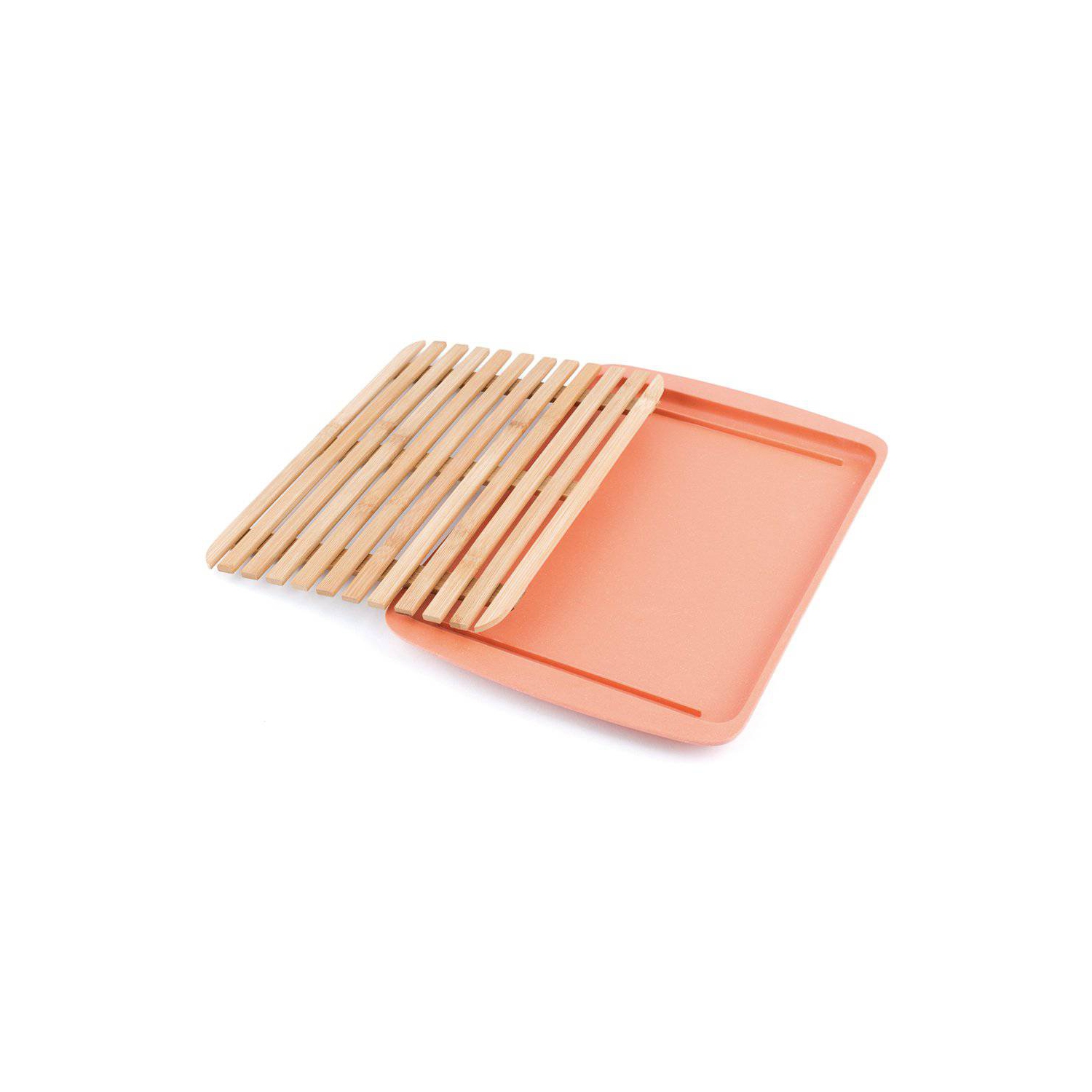 Couvercle de planche à découper en bambou avec espaces à miettes; sur le grand plateau de service en fibres de bambou pêche