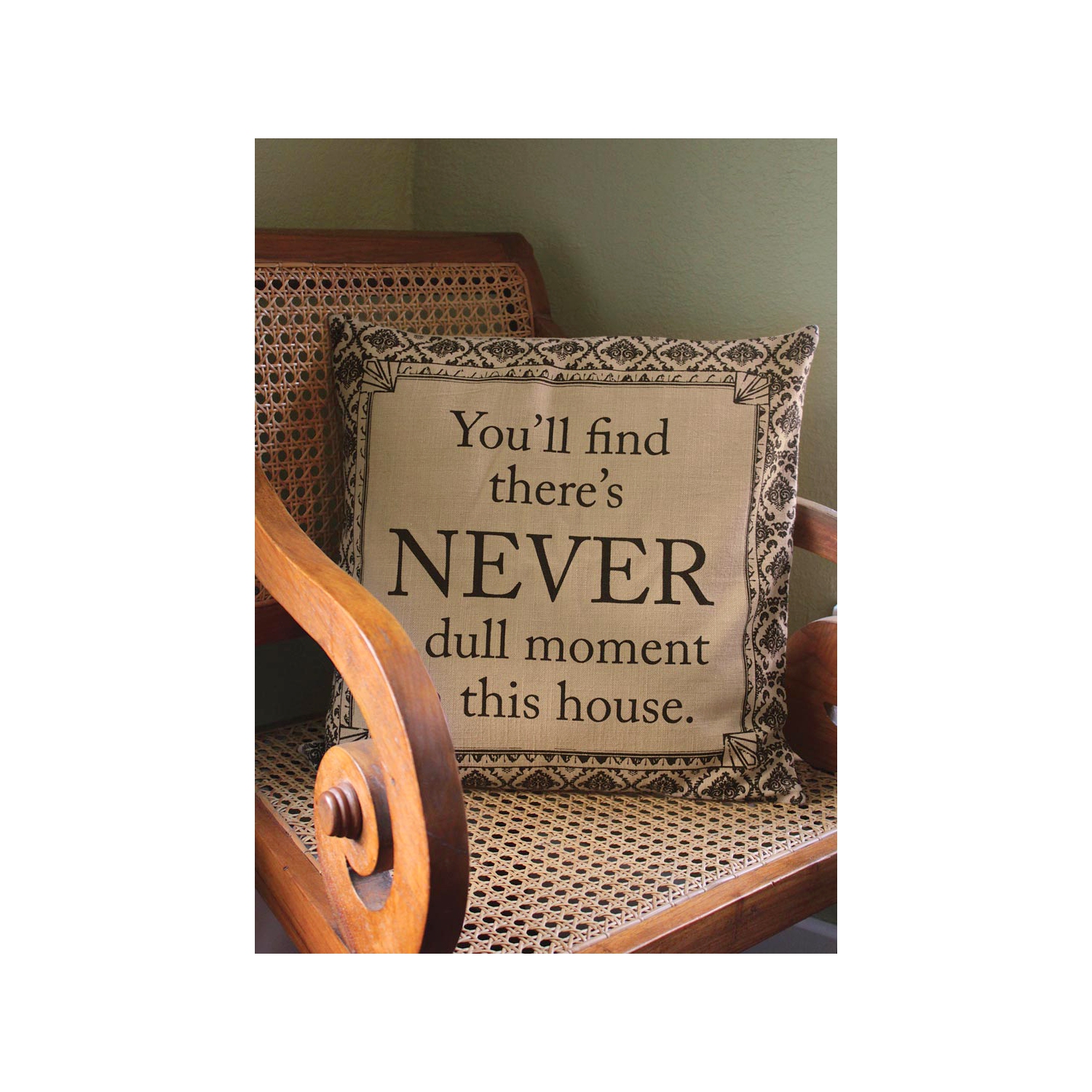 Coussin décoratif carré britannique « Never a moussé moment » Abbey Life 18 po de Downton