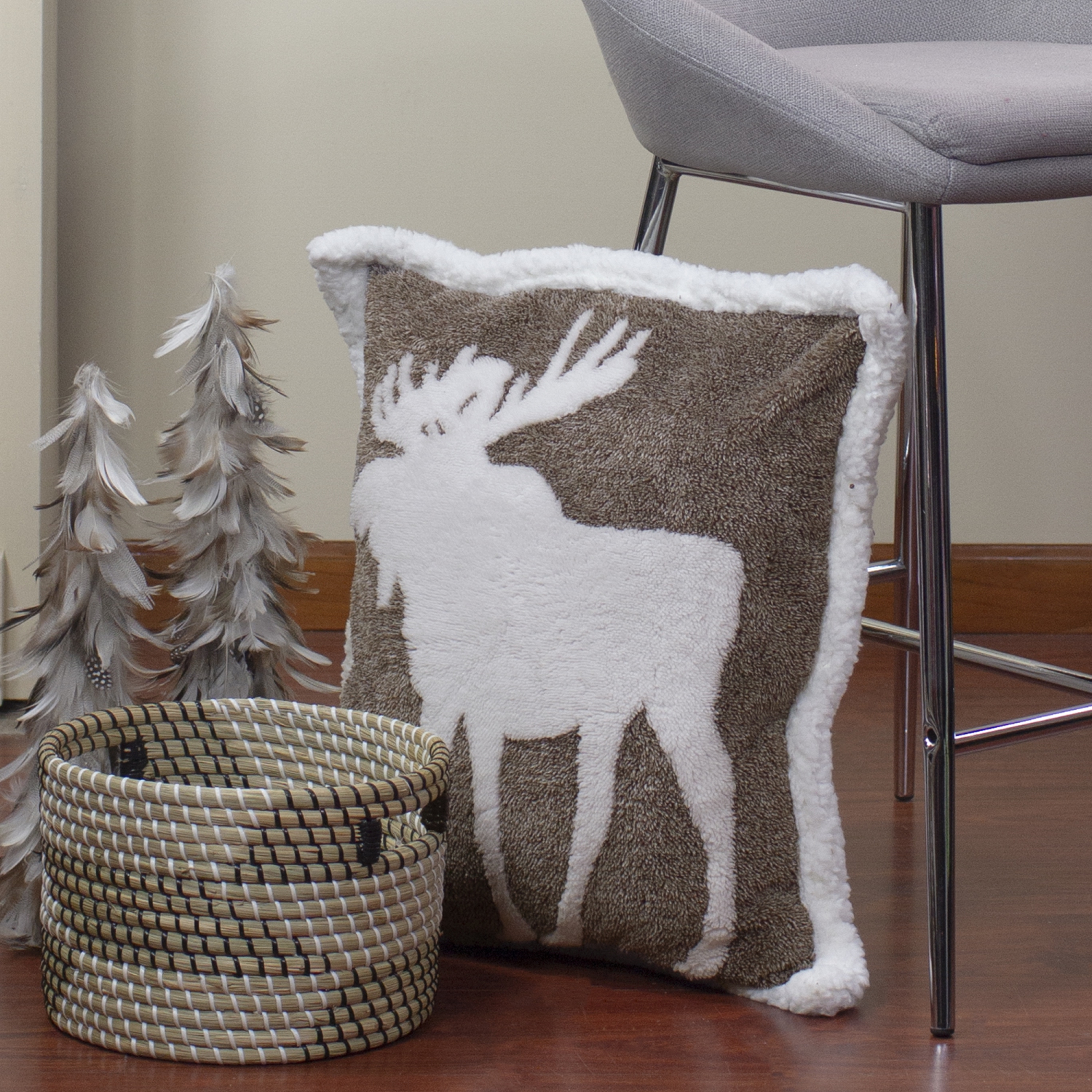 Coussin décoratif en Sherpa avec orignal en peluche brun et blanc de 20 po