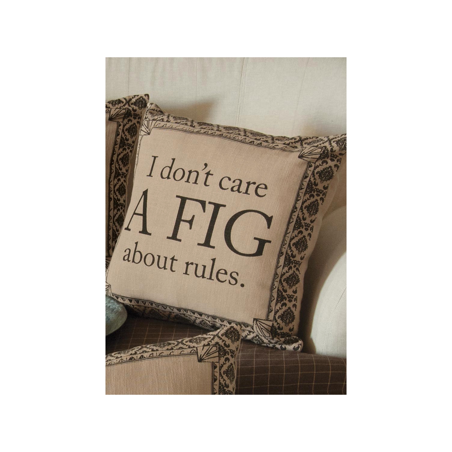 Coussin décoratif carré « Don’t Care a figue About Rules » de 18 po de Downton Abbey Life