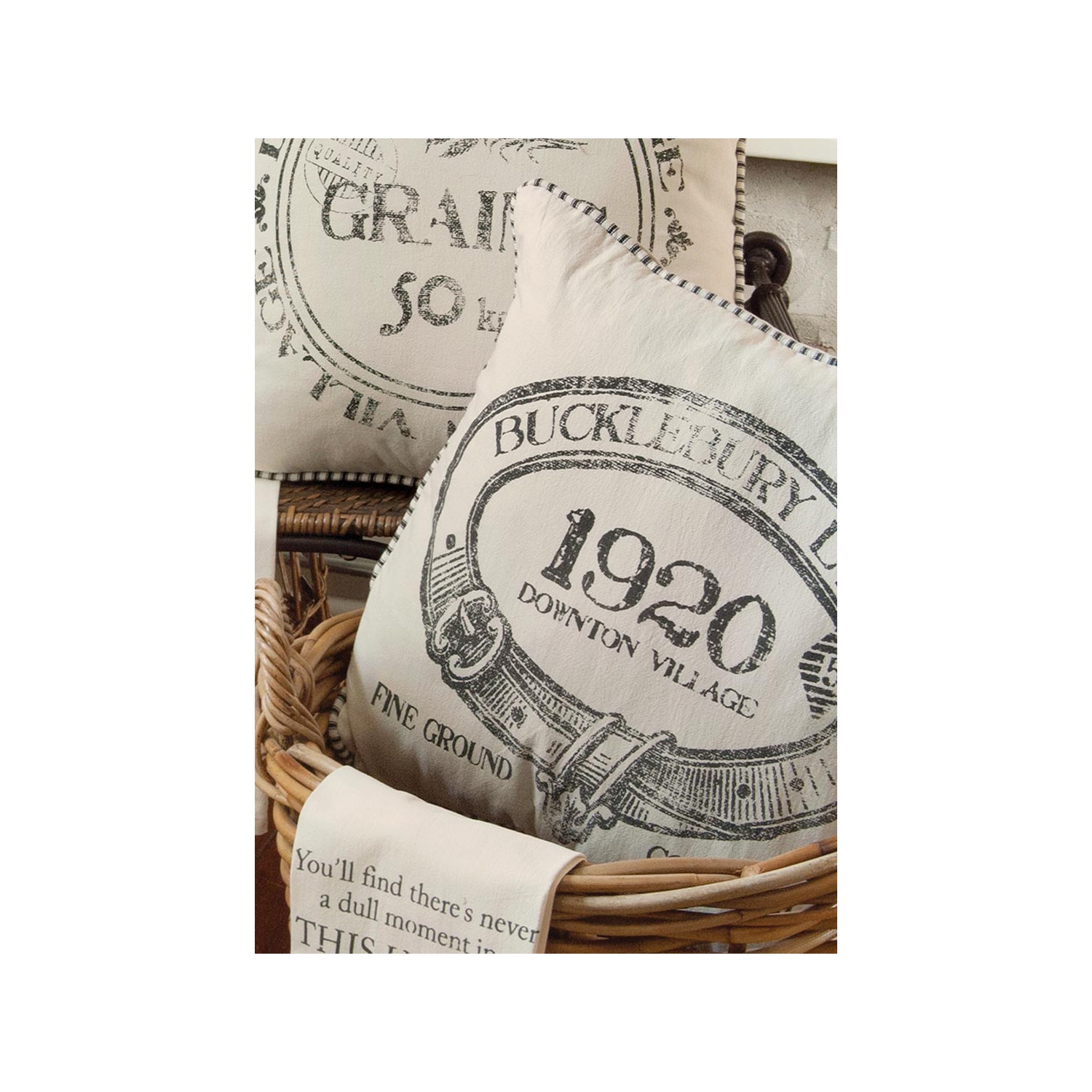 Coussin décoratif carré réversible à rayures, Abbey Village, 18 po, British, 1920 po