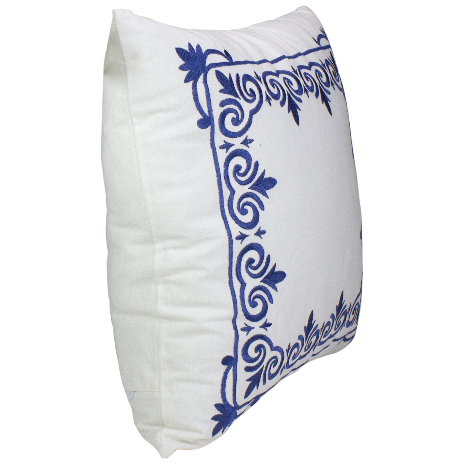 Coussin décoratif carré en coton brodé blanc et bleu de 18 po