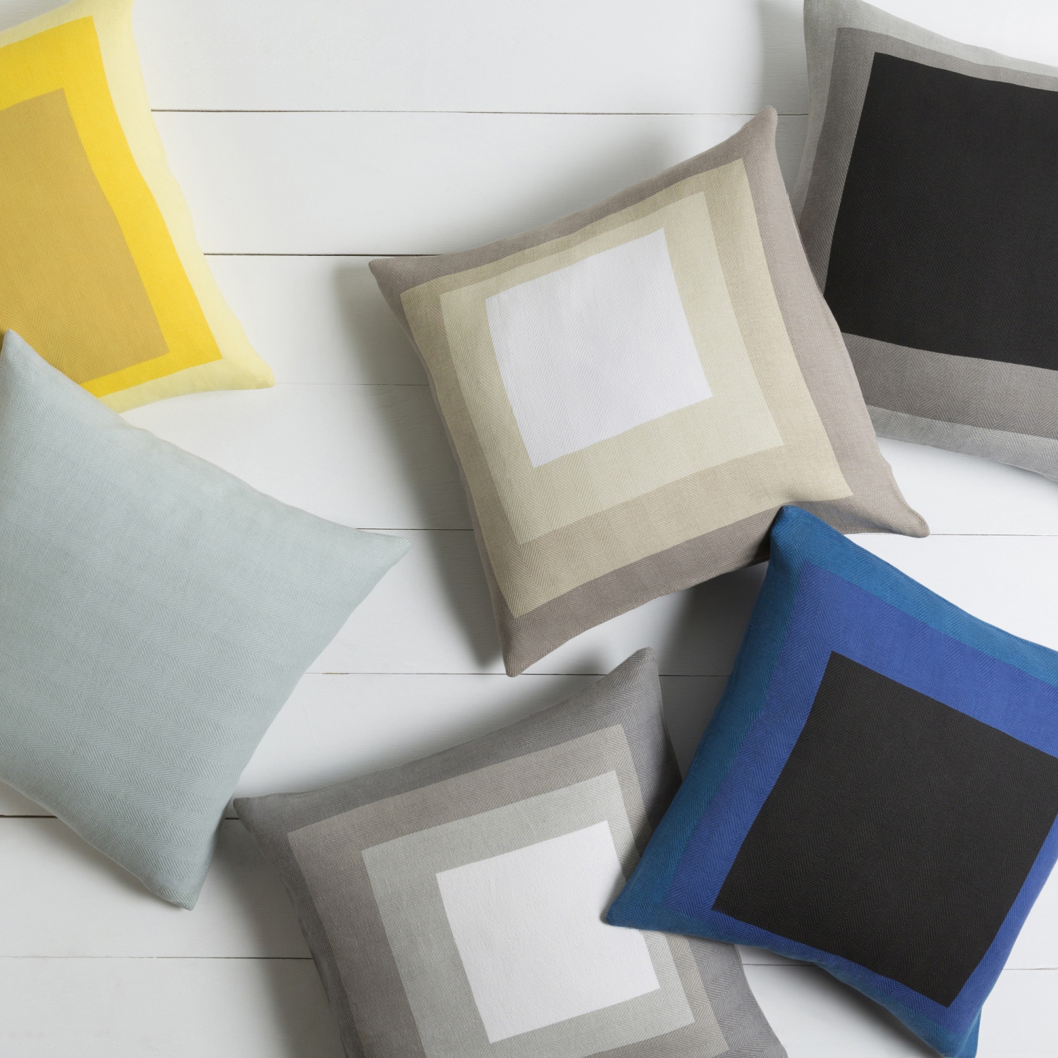 Coussin décoratif carré, noir et brun à motif de blocs, intérieur tissé, 18 po, bourre polyester