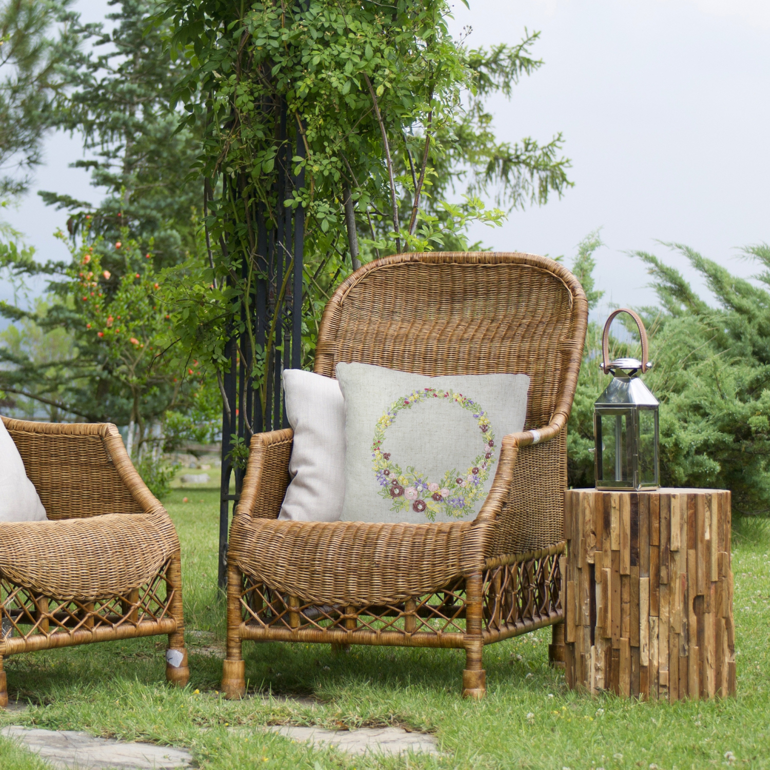 Coussin carré de 16 po en couronne de fleurs, beige