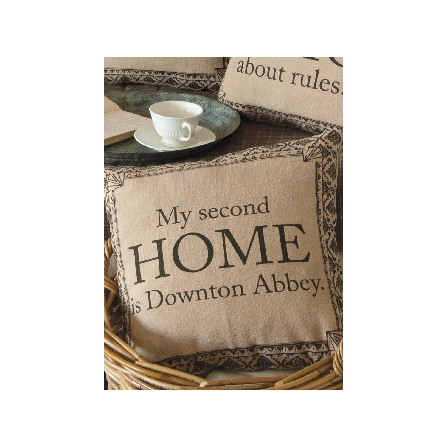 Coussin décoratif carré en damas anglais « Second Home » Downton Abbey Life, 18 po
