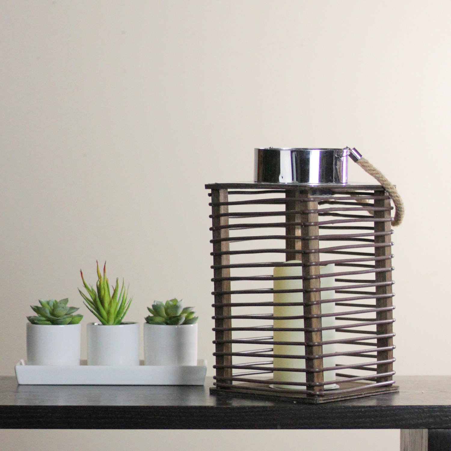 Lanterne contemporaine en bois de 11.75 po avec bougie pilier sans flamme DEL avec minuterie