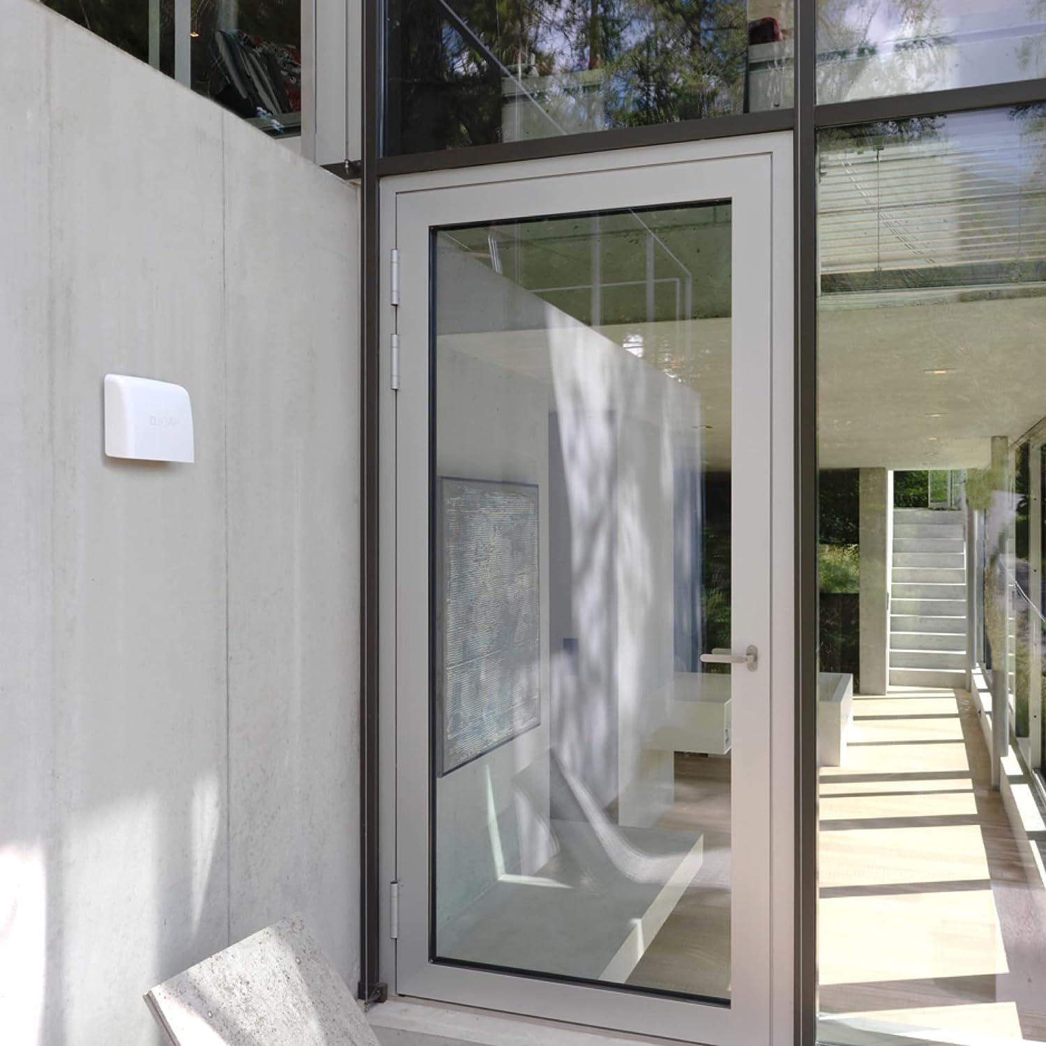 AirVisual Outdoor : moniteur de qualité de l’air extérieur, qui mesure les PM1, les PM2,5, les PM10, le CO2, la température, l’humidité et la