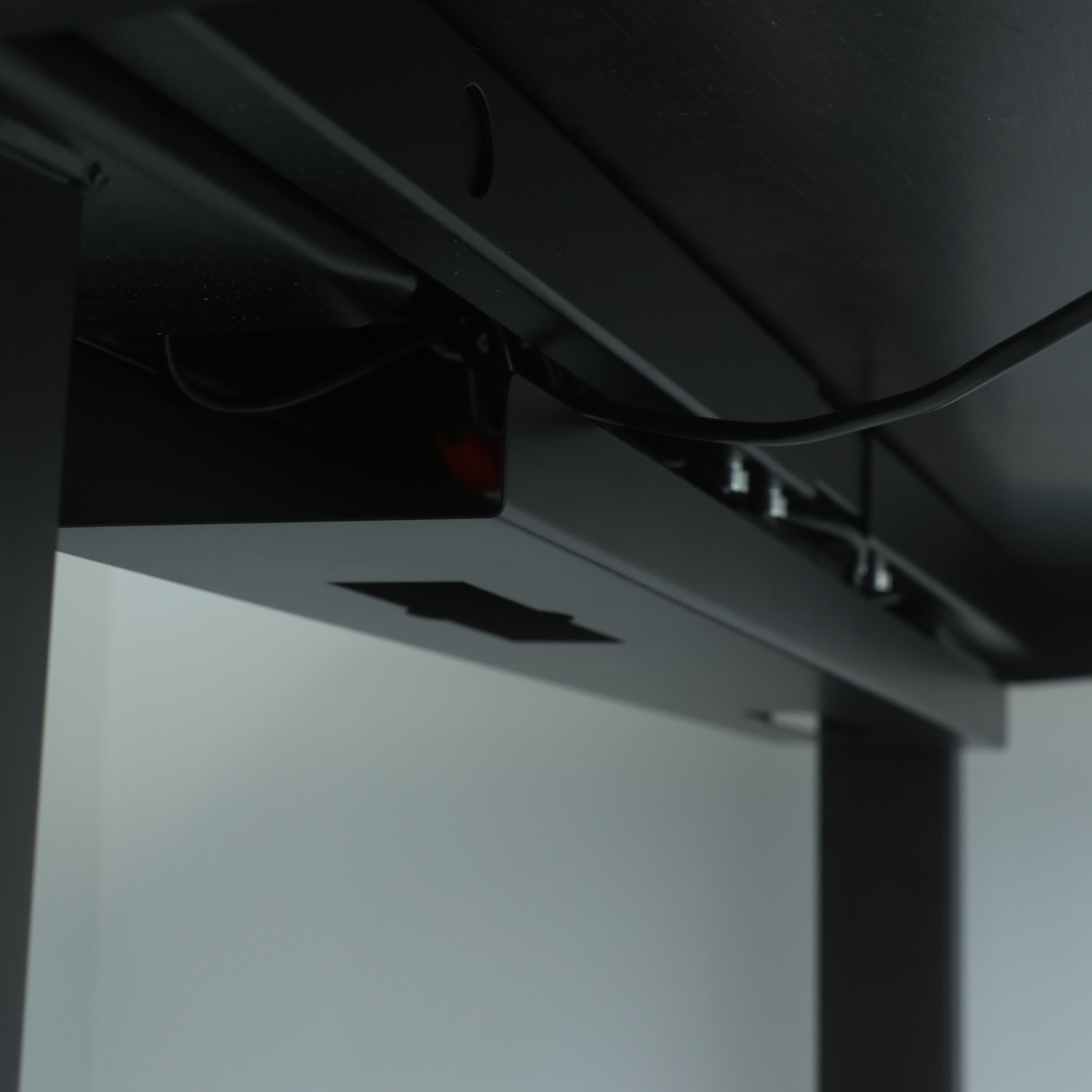 Range-câbles sous bureau MotionGrey pour tables d'ordinateur de bureau, bureaux à domicile et bureaux - Noir