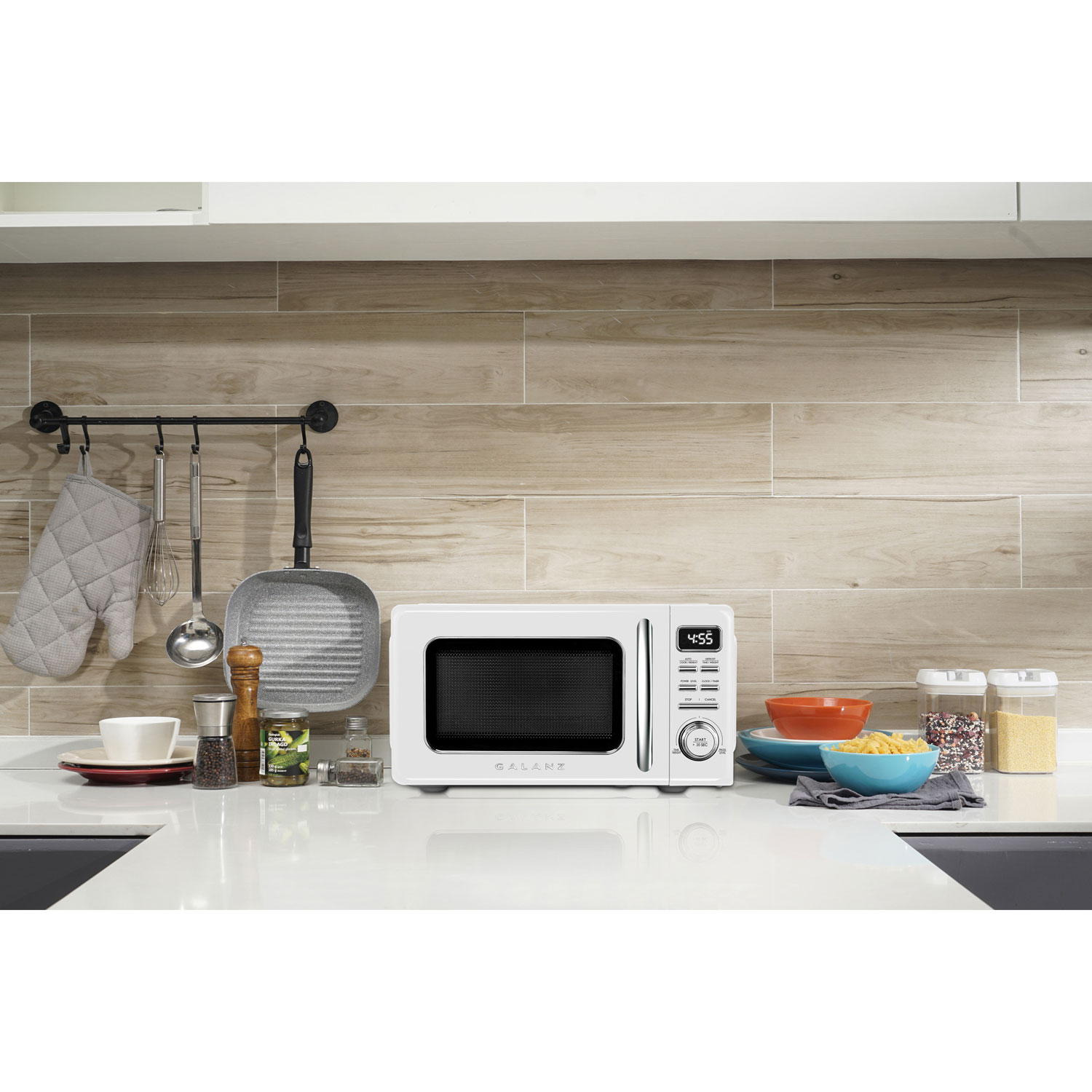 Galanz Retro 0.7 Cu.FT. Microwave - Milkshake White
