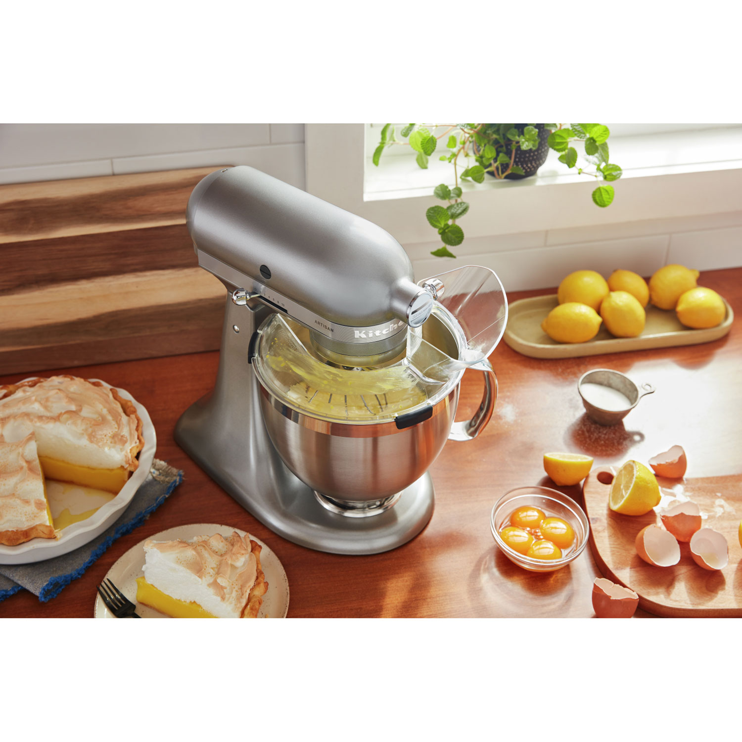 Batteur sur socle à tête inclinable Artisan de KitchenAid avec ensemble d'accessoires de qualité supérieure - 5 pte - 325 W - Argent contour