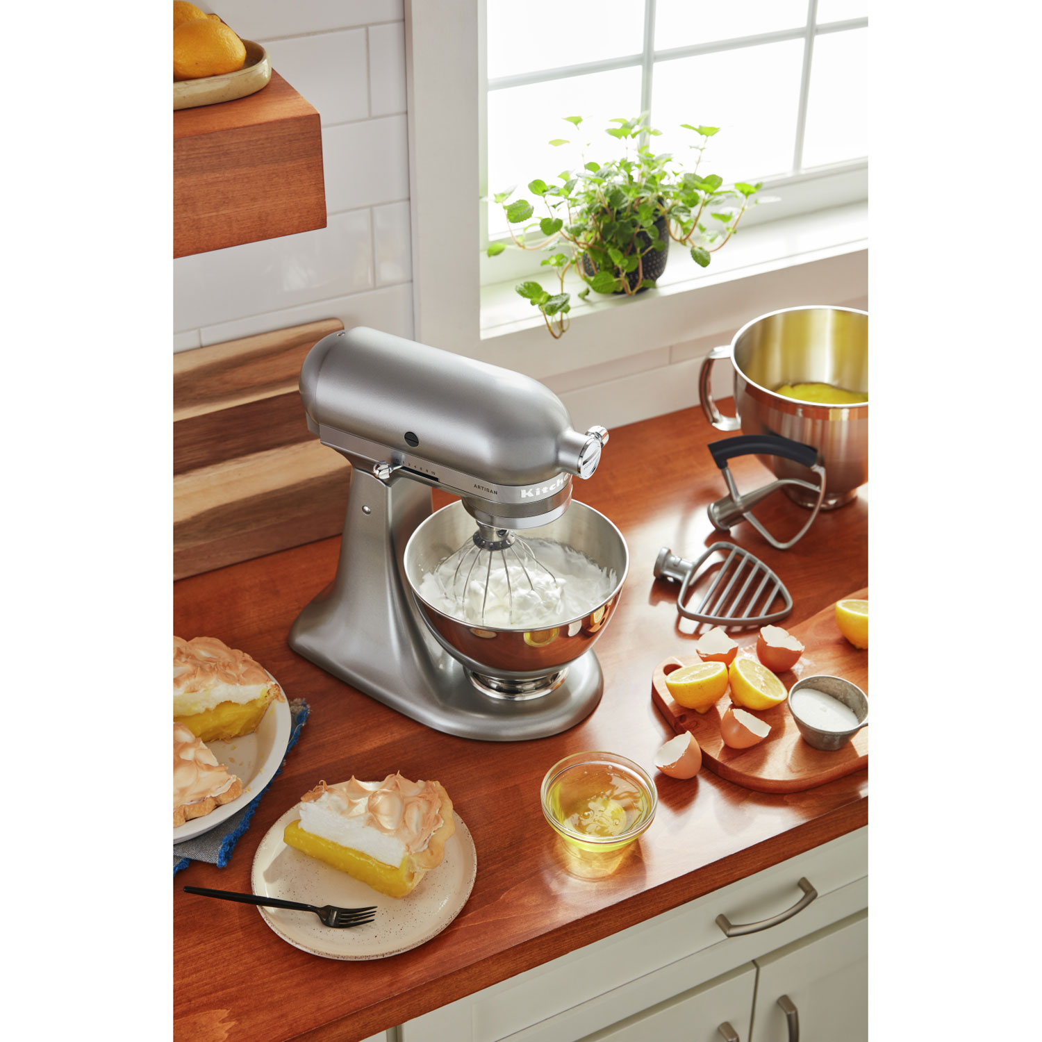 Batteur sur socle à tête inclinable Artisan de KitchenAid avec ensemble d'accessoires de qualité supérieure - 5 pte - 325 W - Argent contour