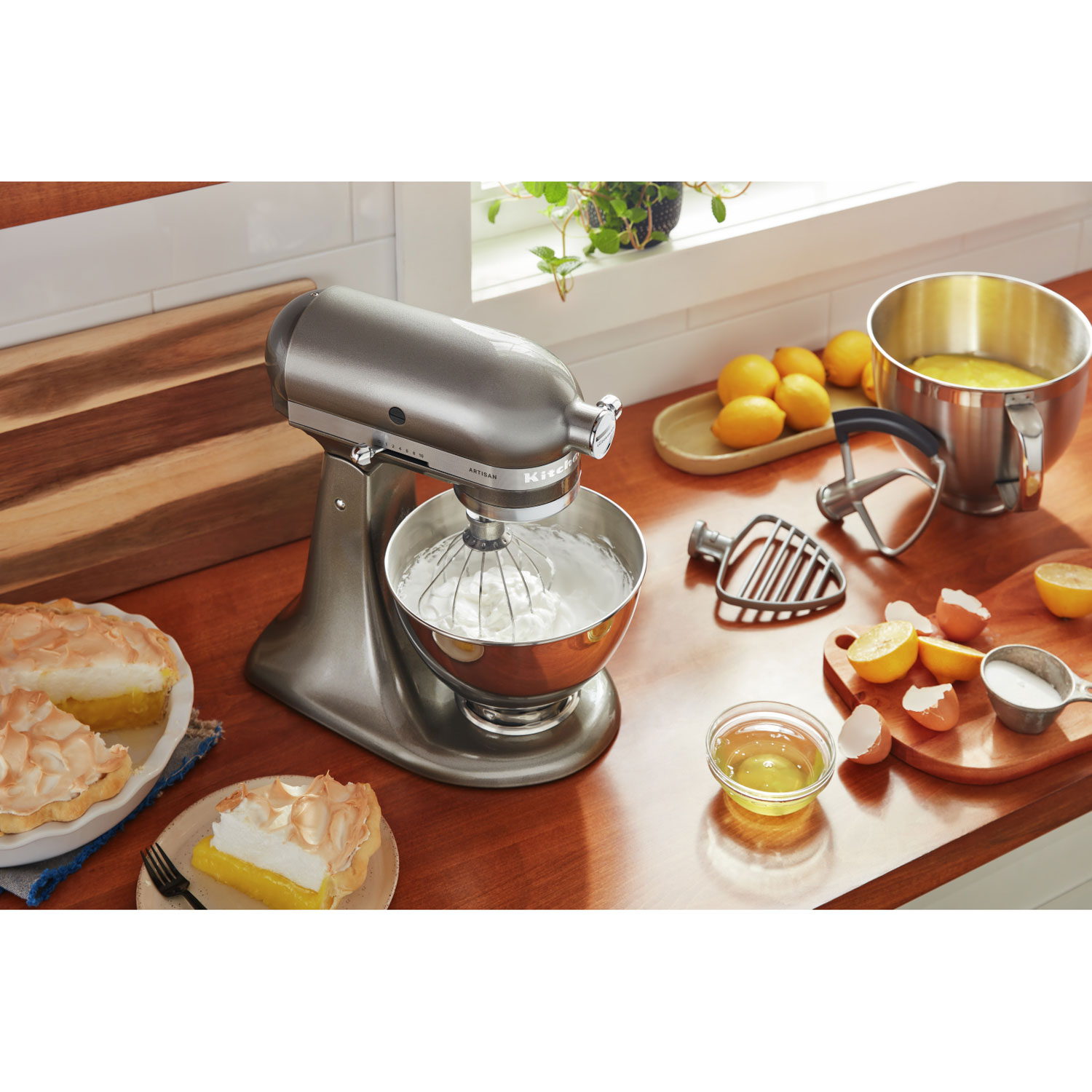 Batteur sur socle à tête inclinable Artisan de KitchenAid avec ensemble d'accessoires haut de gamme - 5 pte - 325 W - Argenté médaillon