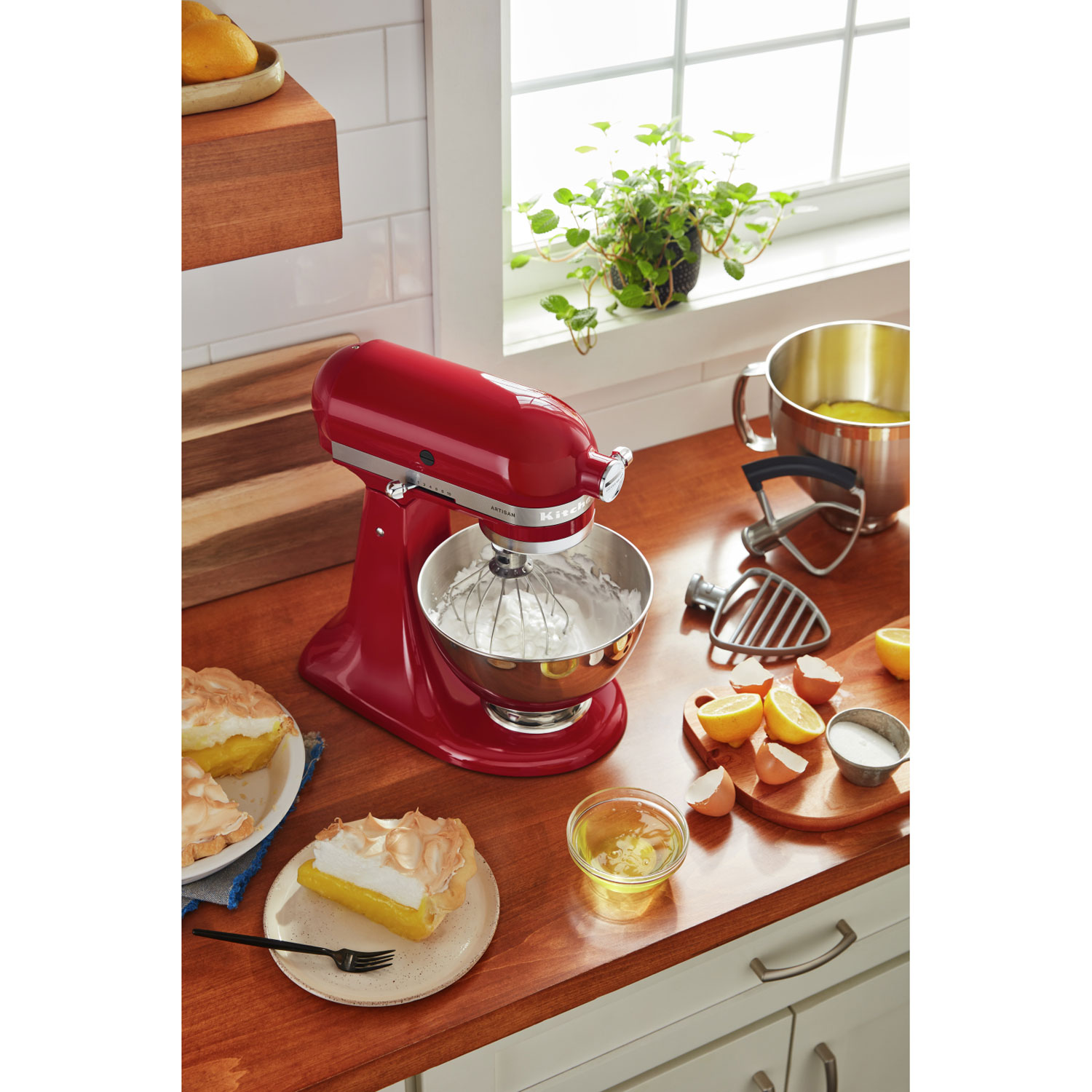 Batteur sur socle à tête inclinable Artisan de KitchenAid avec ensemble d'accessoires de qualité supérieure - 5 pte - 325 W - Rouge empire