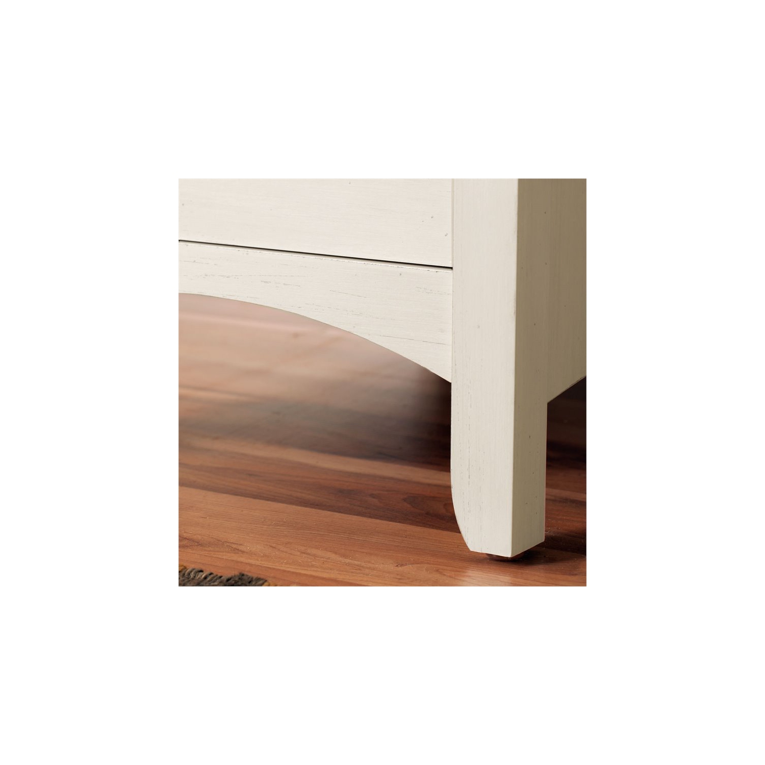 Armoire de rangement d'appoint Salinas avec deux portes en blanc antique - bois d'ingénierie