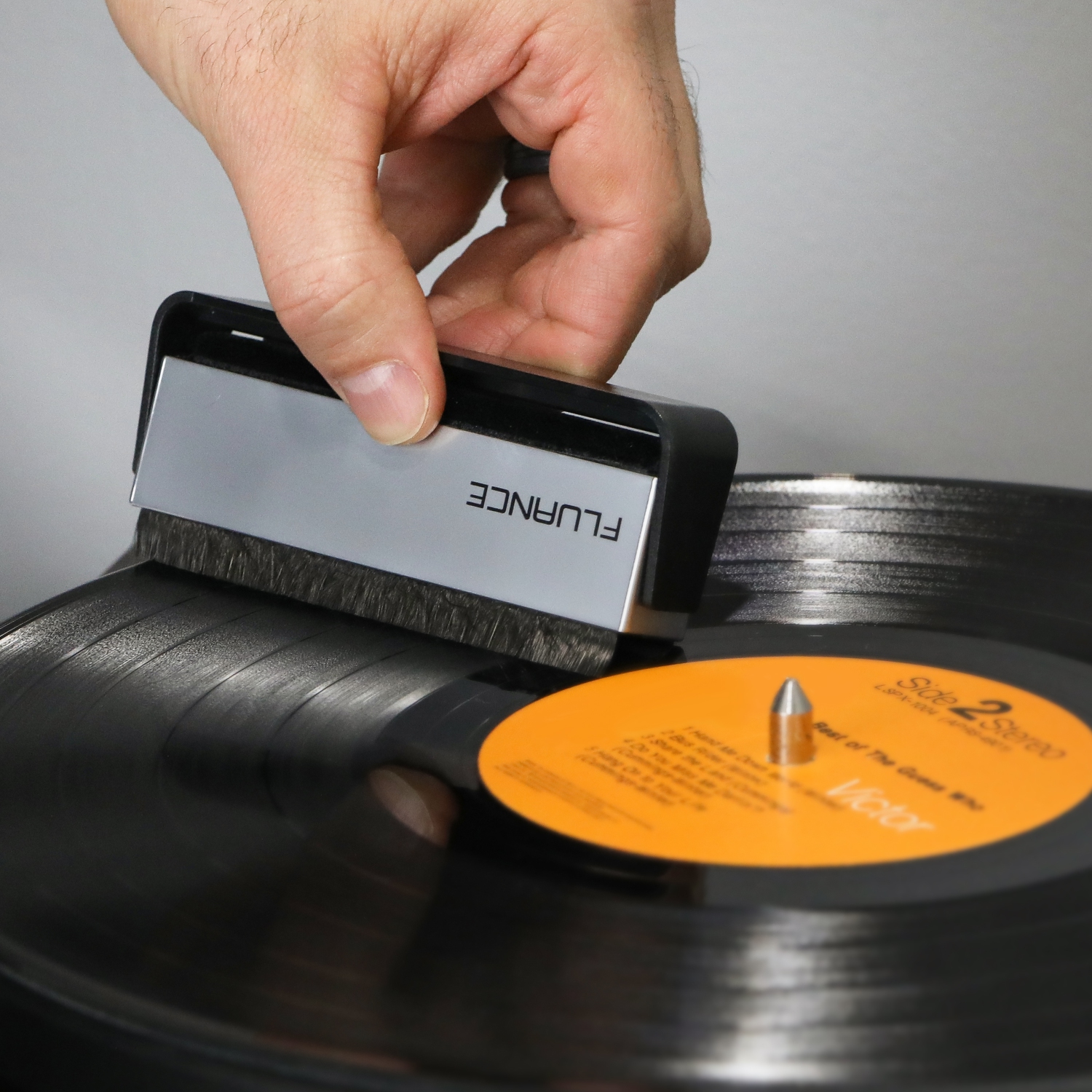 Kit d'accessoires pour platine vinyle et disque Fluance avec disque et  stylet, brosses antistatiques en fibre de carbone, plateau en acrylique  givré et poids d'enregistrement (VB52AP03RW03) 