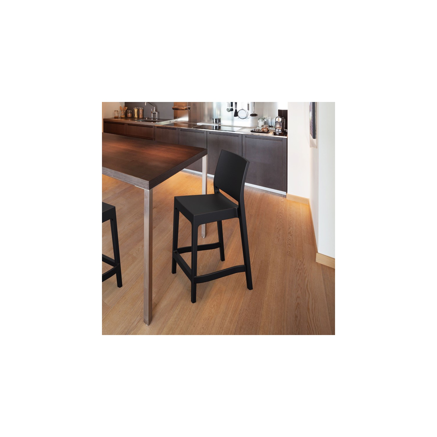 Tabouret de comptoir de 25.6 po en résine Siesta Maya de Compiia, noir