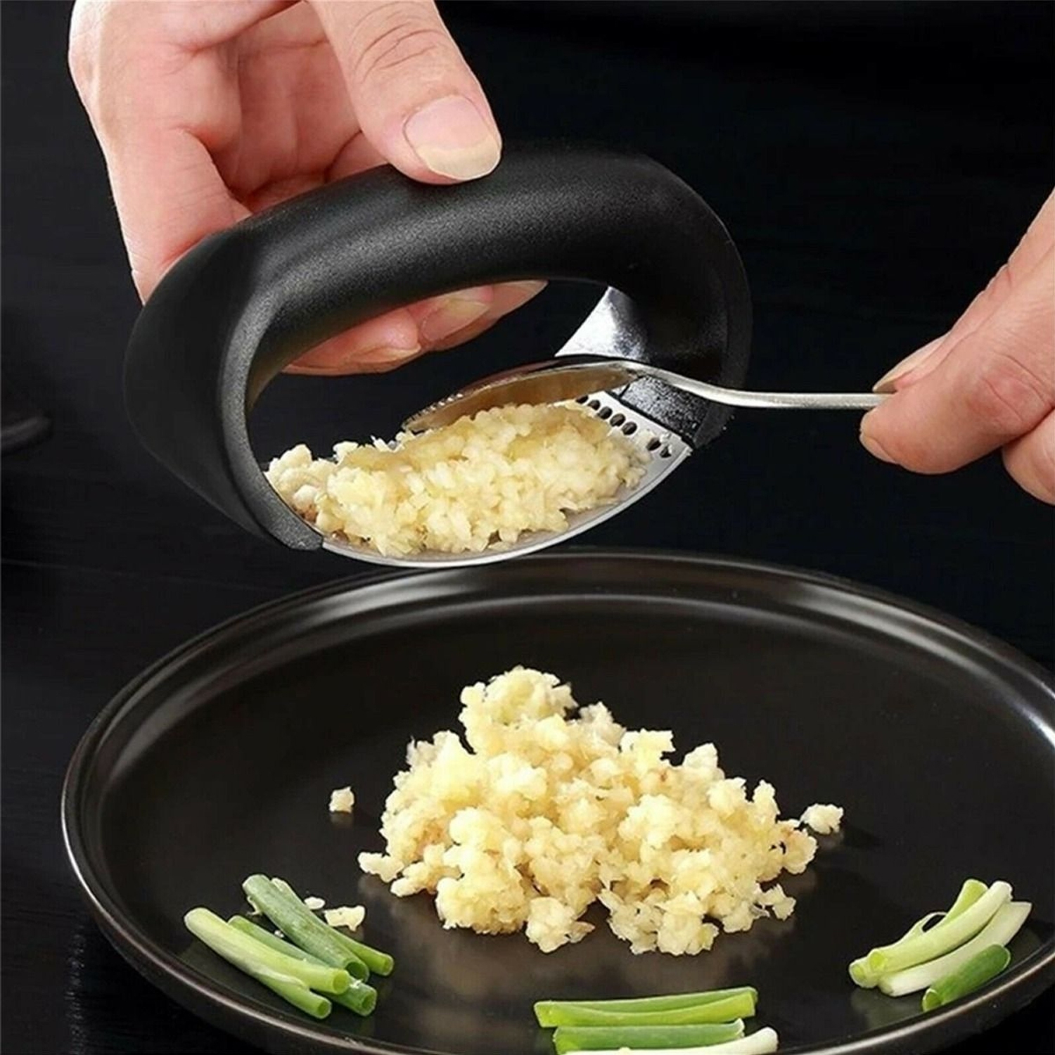 Garlic Press Crusher Ginger Rocker O-Shaped Handheld Stainless Steel with plastic handle