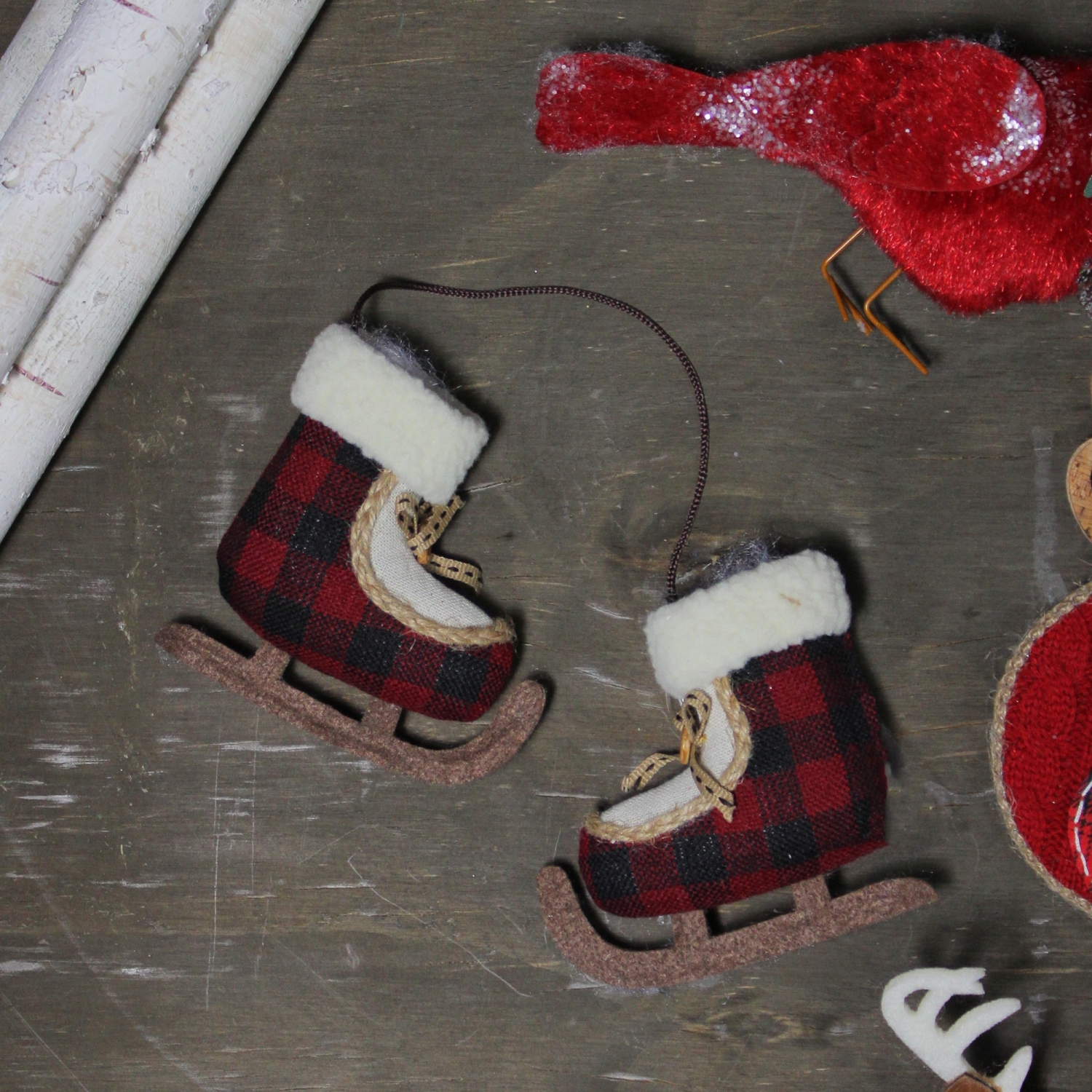 Décoration de Noël sur patins à glace à carreaux rouges et blancs moelleux de 4 po